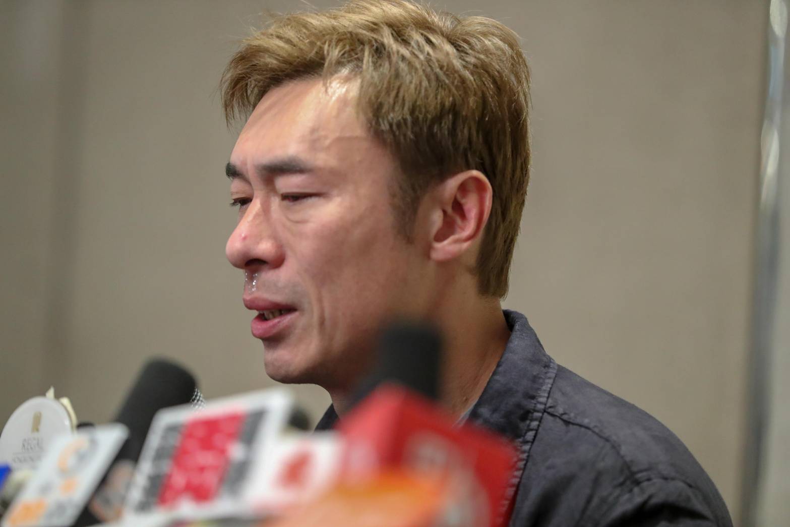 許志安與港星黃心穎偷情影片流出，他於16日晚舉舉記者會，聲淚俱下的向大眾表示對不起，承認自己是沒靈魂的人，很噁心很討厭。（東方IC）