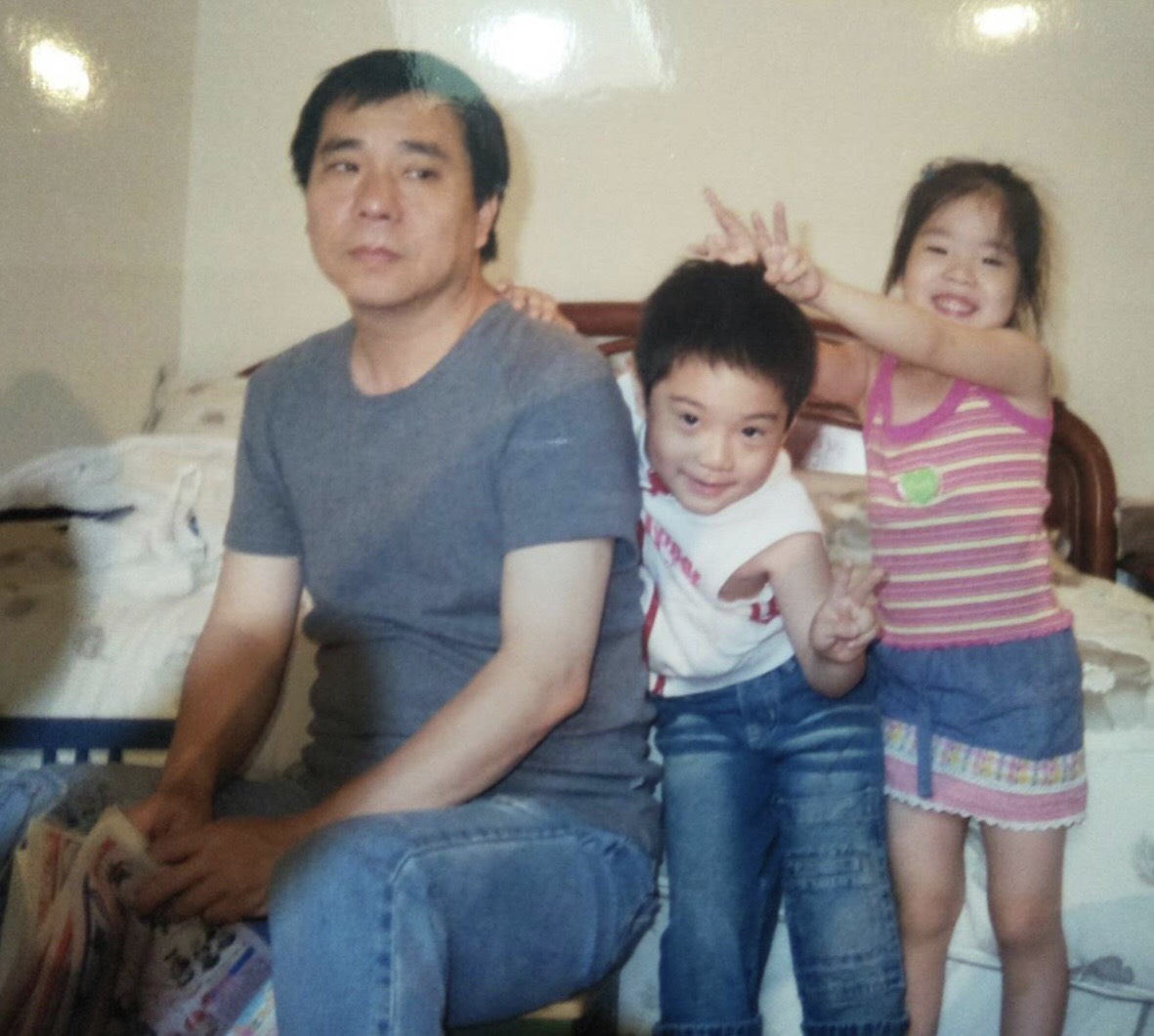 2003年,剛回台灣開川巴子時,張永華一家只擠在一個小套房住,他與一雙兒女留下難得合照。(張永華提供)
