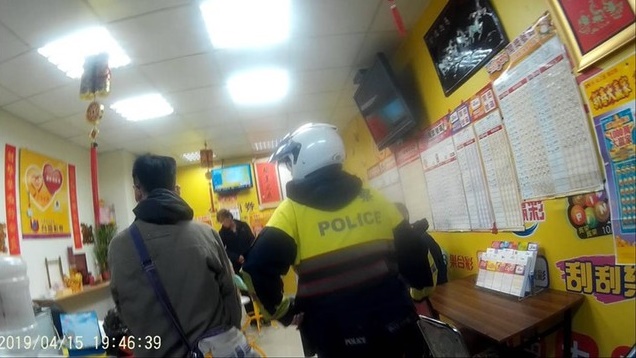 警方前往士林區社中街的彩券行盤查，當場查獲負責人和顧客持毒。（警方提供）