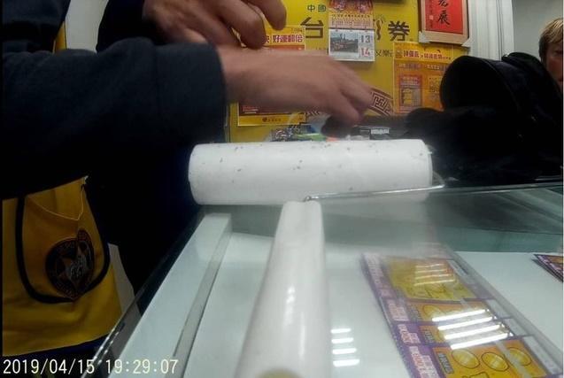 警方從負責人和客人身上起出安毒。(警方提供)