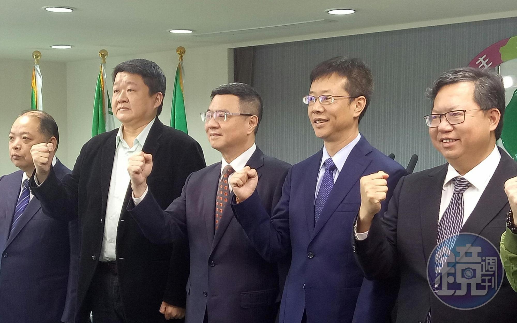 民進黨主席卓榮泰(中)今主持何博文協調退選記者會。