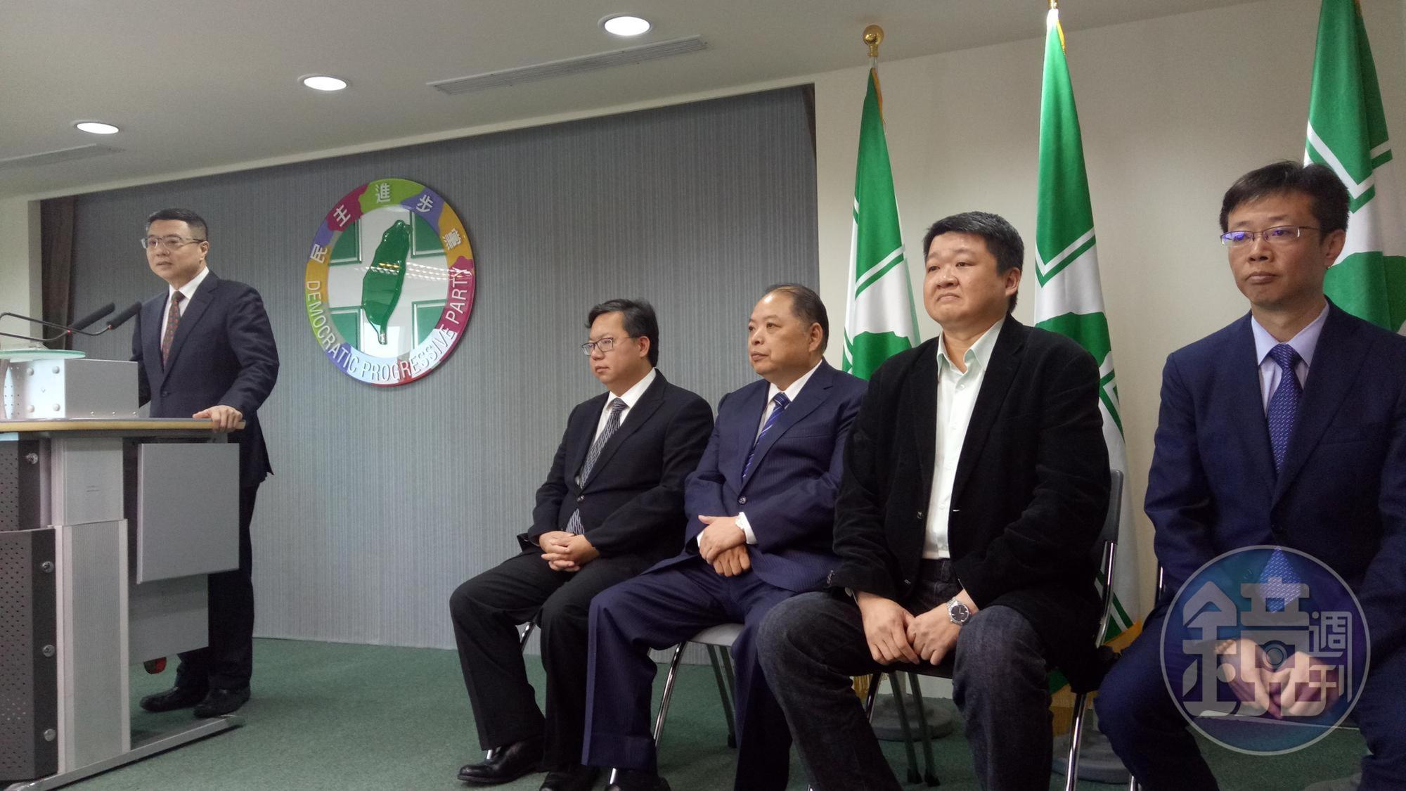 民進黨新北市立委初選,議員何博文(右2)決定退出禮讓現任立委張宏陸(右1)。