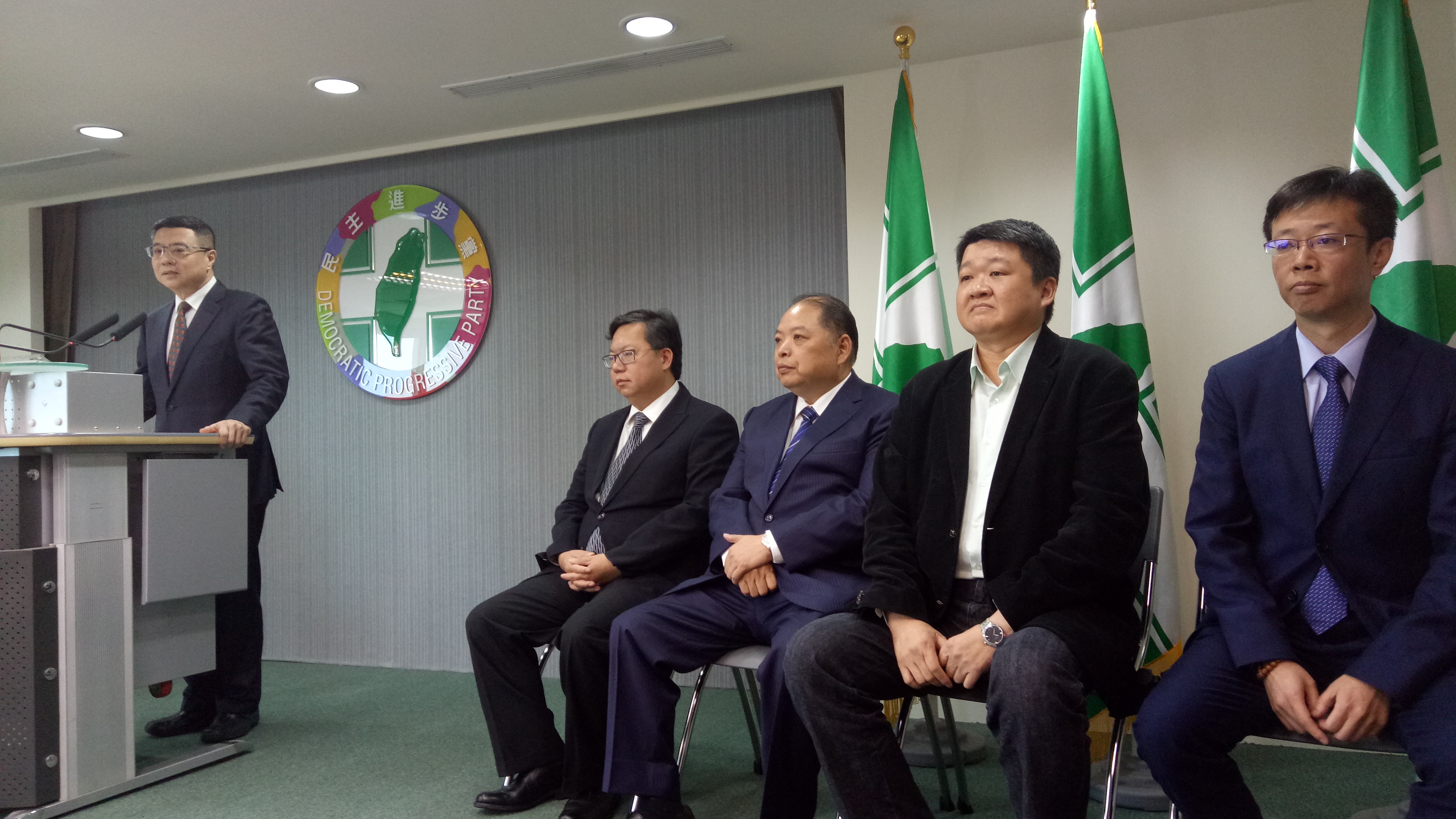 民進黨新北市立委初選，議員何博文（右2）決定退出禮讓現任立委張宏陸（右1）。