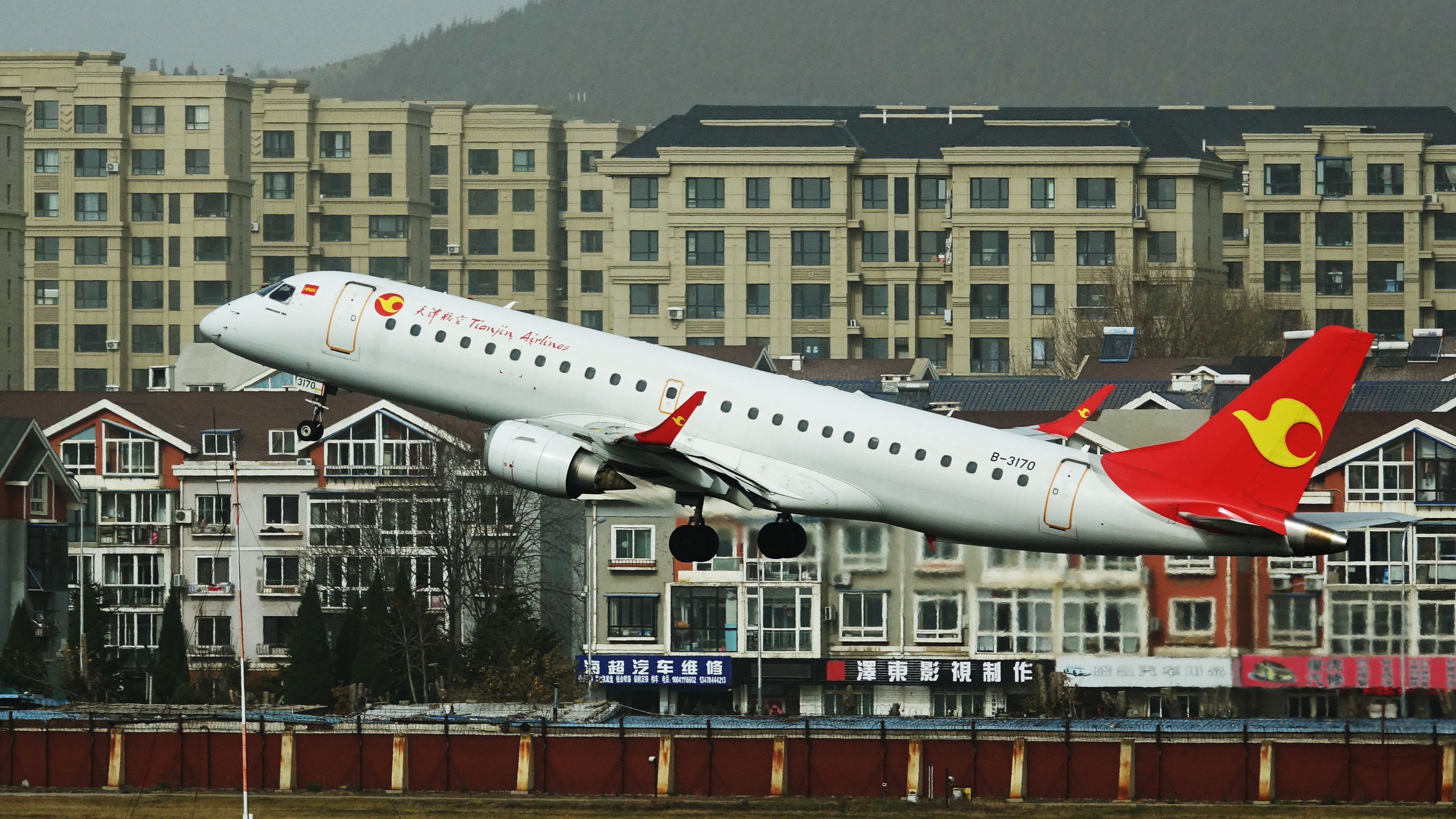 66歲女乘客向飛機引擎處丟擲硬幣稱祈福，導致航班延誤兩小時起飛。（東方IC）