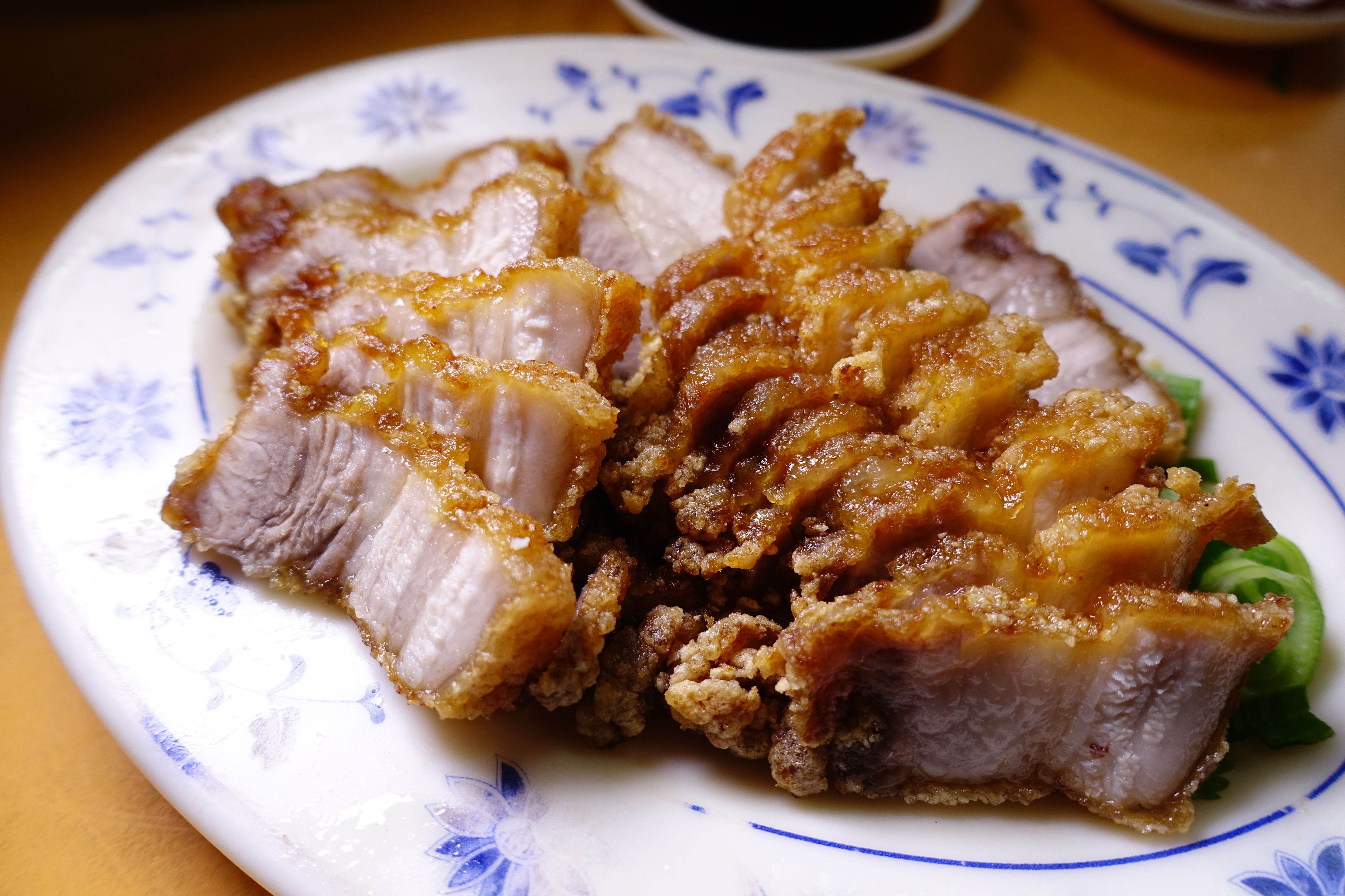 限量是殘酷的，酥脆不油的「紅燒肉」一現身，請務必要點，錯過可惜。（100元／份）