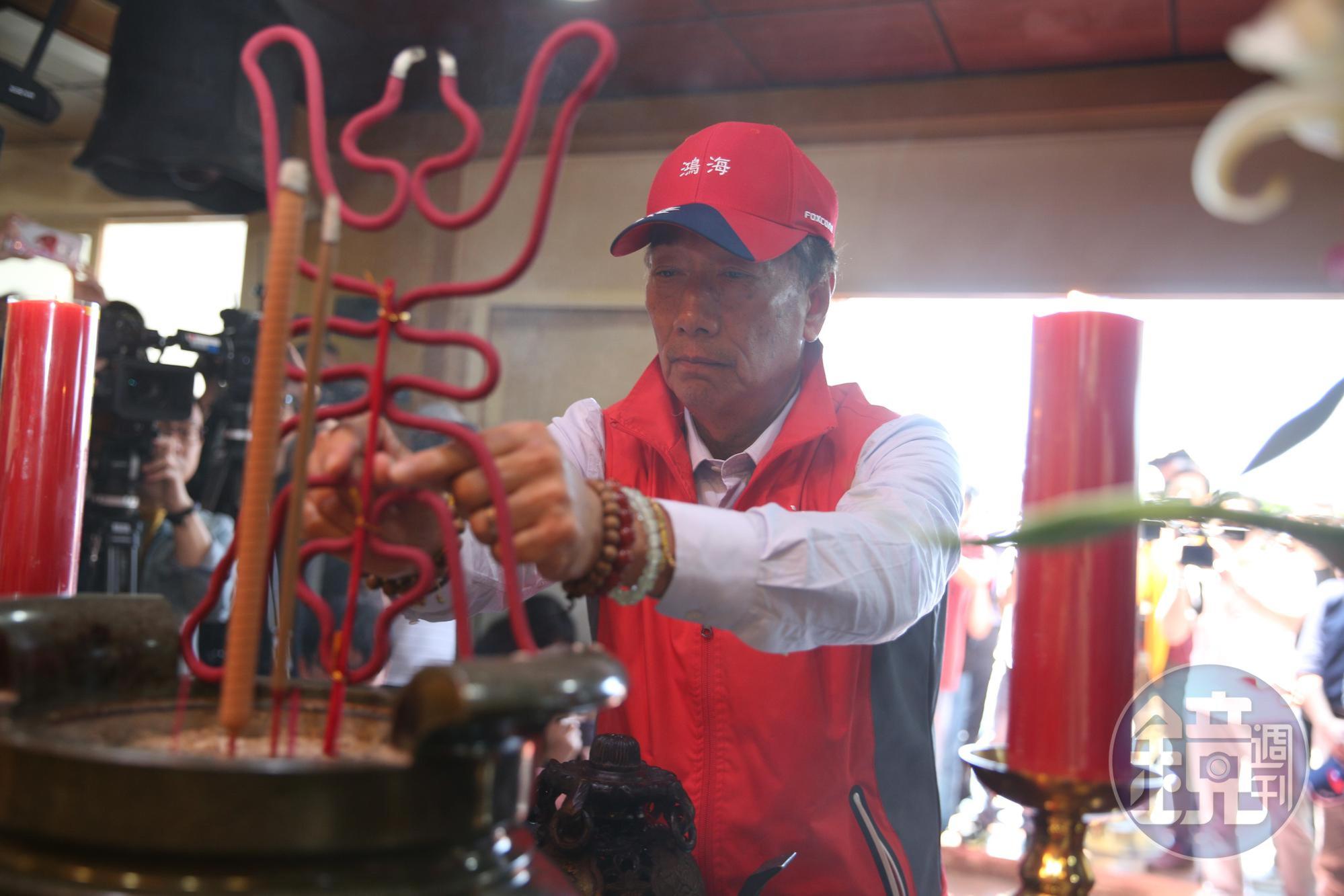 鴻海集團董事長郭台銘前往淡水武聖宮參拜關公。