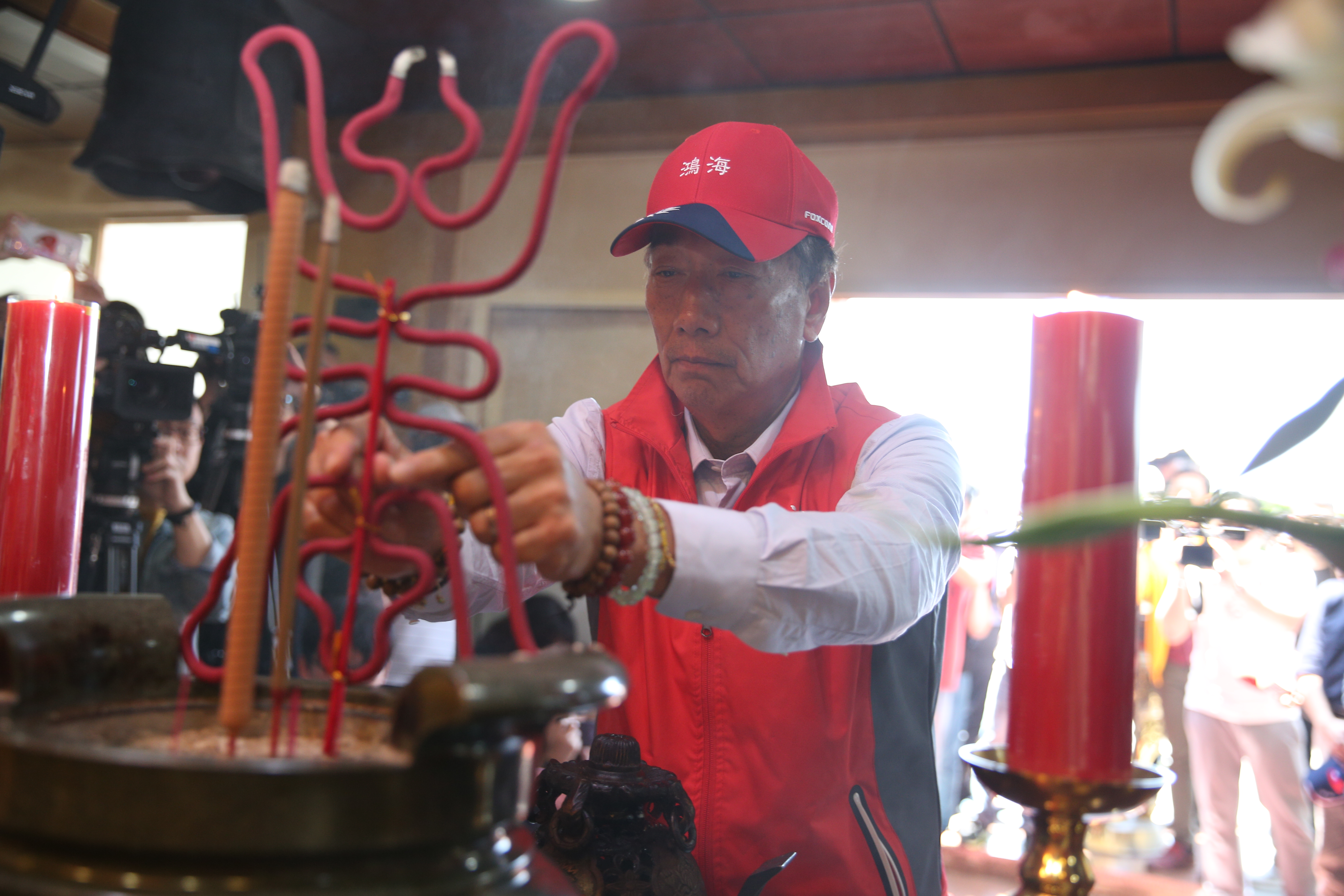 鴻海集團董事長郭台銘前往淡水武聖宮參拜關公。