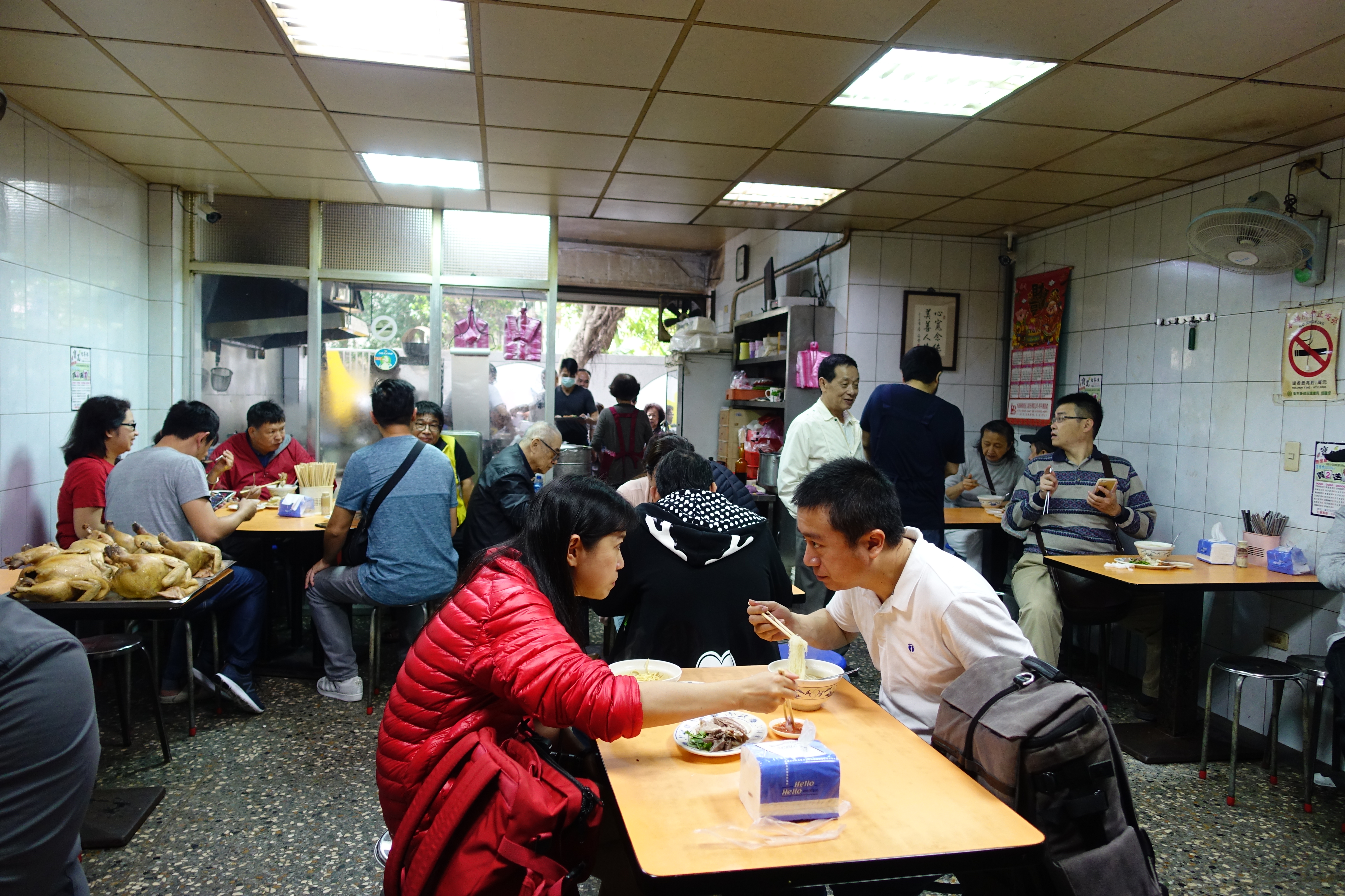 還不到尖峰用餐期，店裡已是滿桌狀態。
