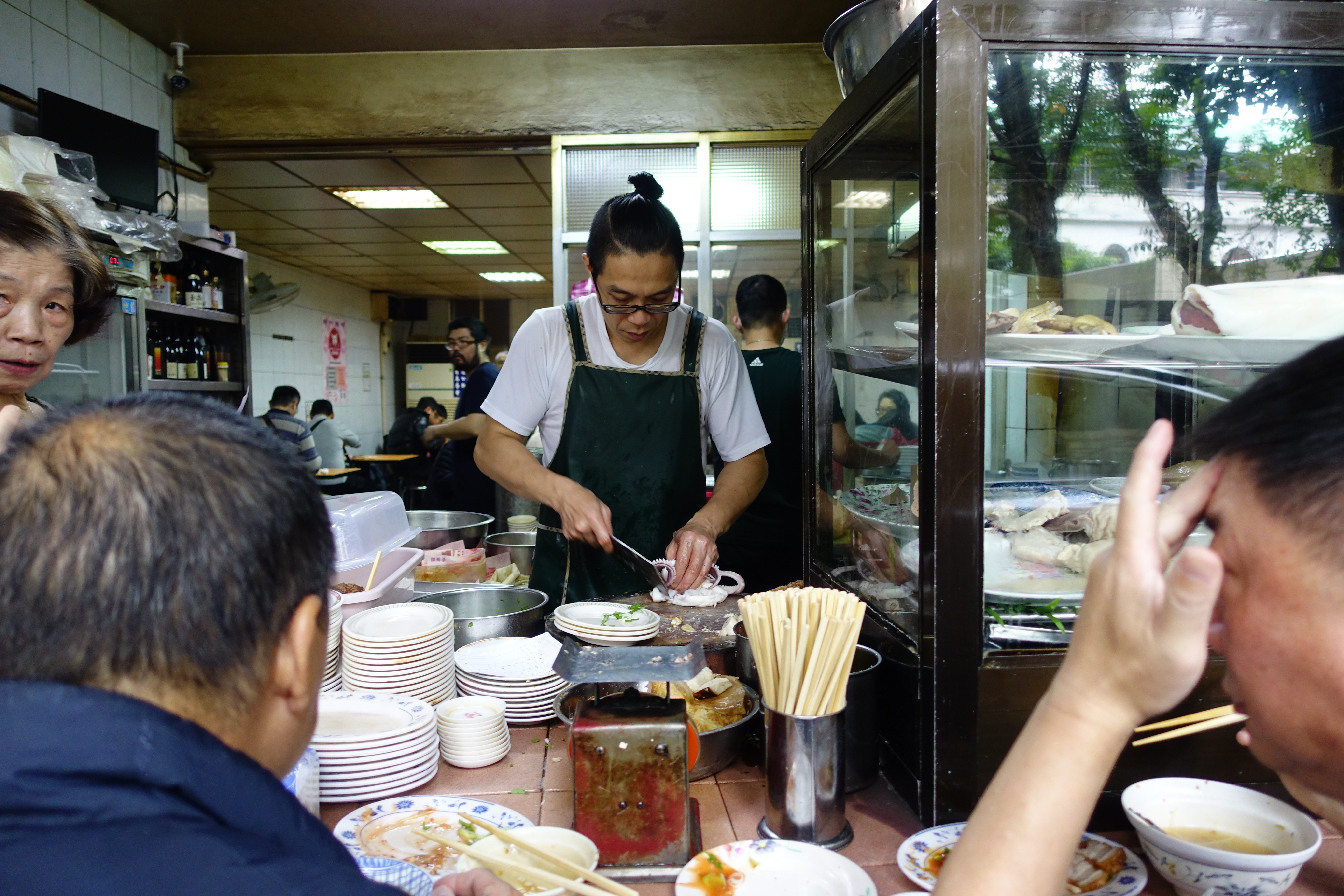 坐前台吃飯，感受台式麵攤魅力。
