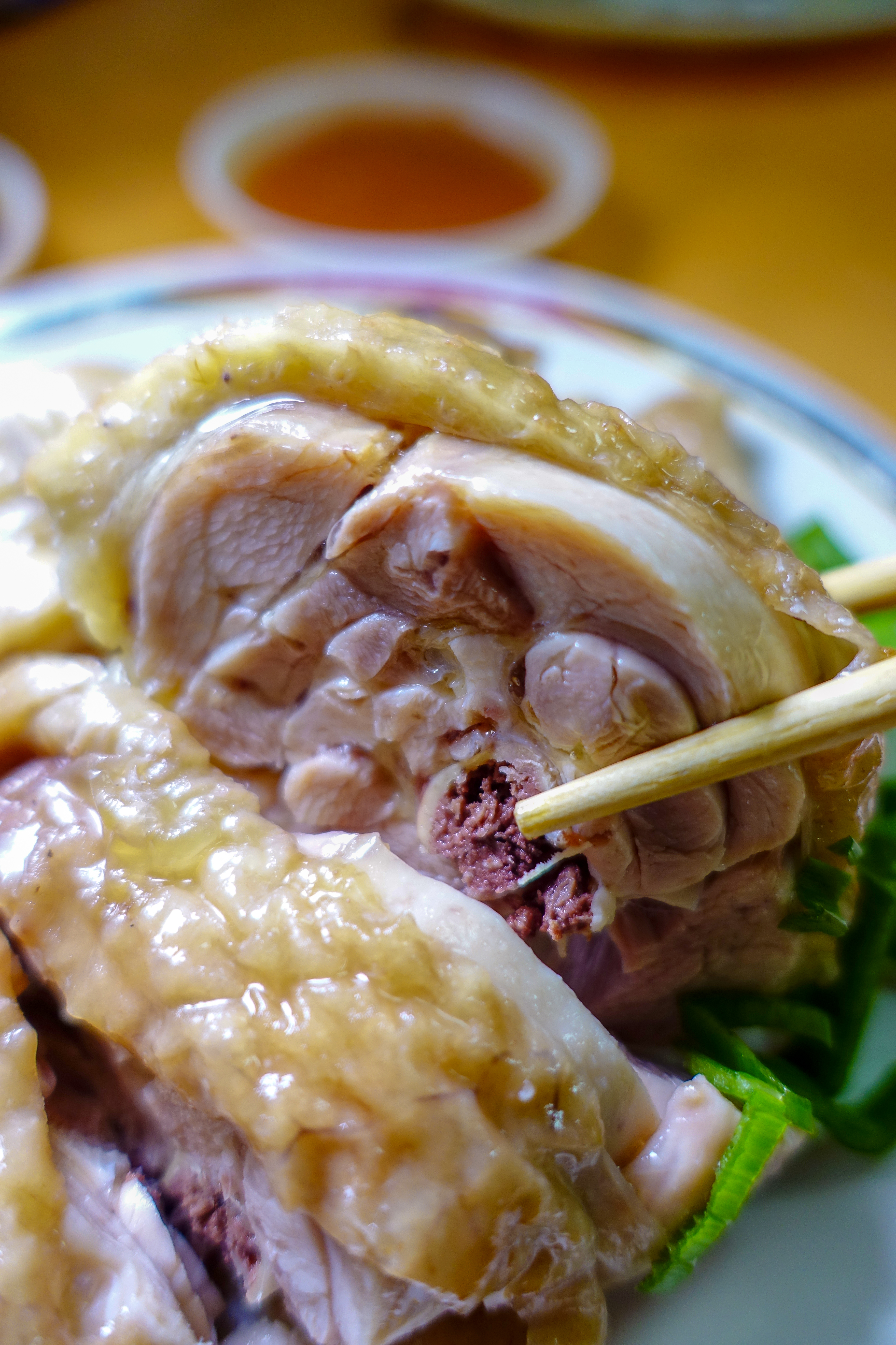 雞肉切盤可注文要細嫩的腿肉。（20元／兩，圖示約200元／份）