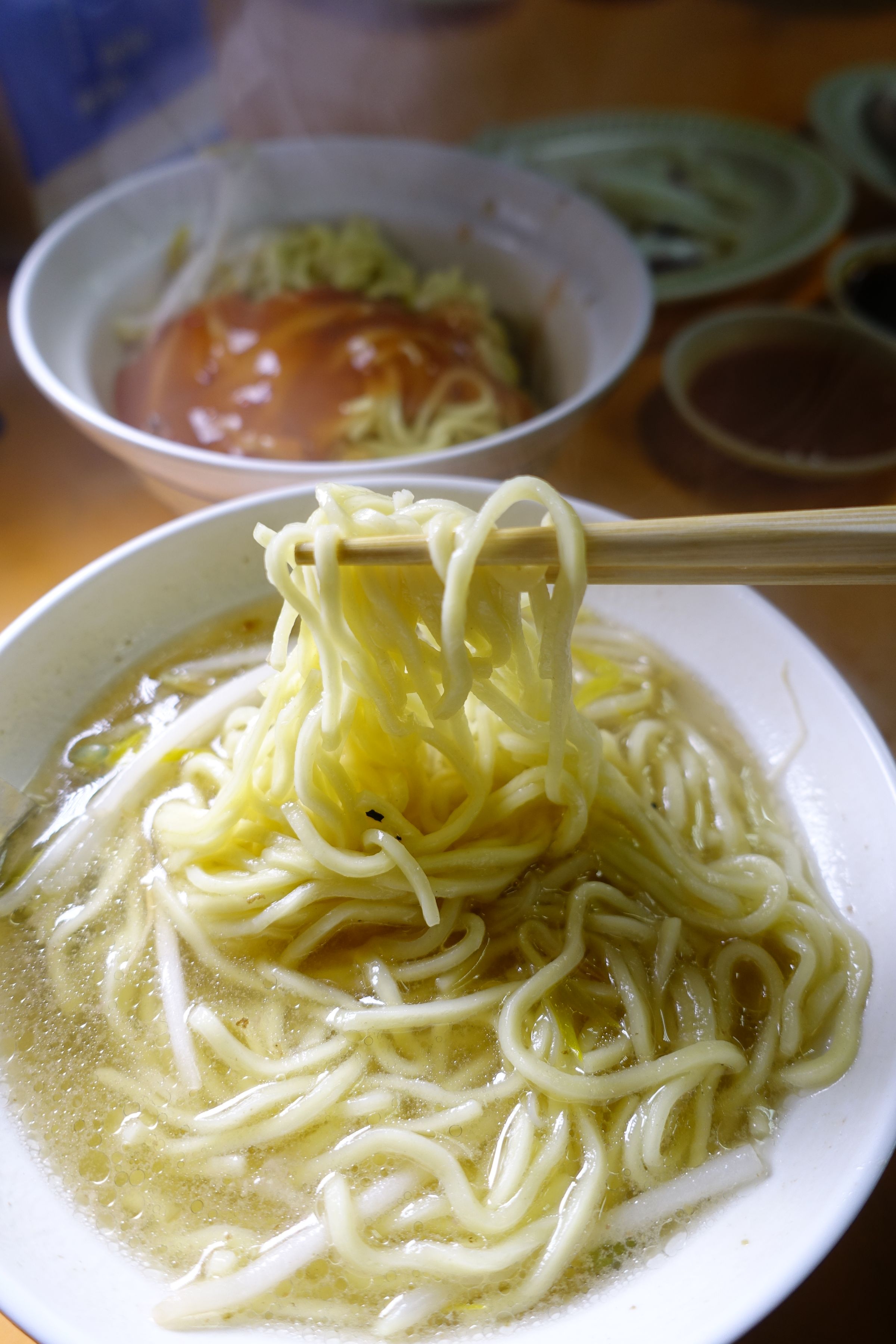 「切仔麵」可選乾或湯，湯頭油潤有味。（20元／碗）