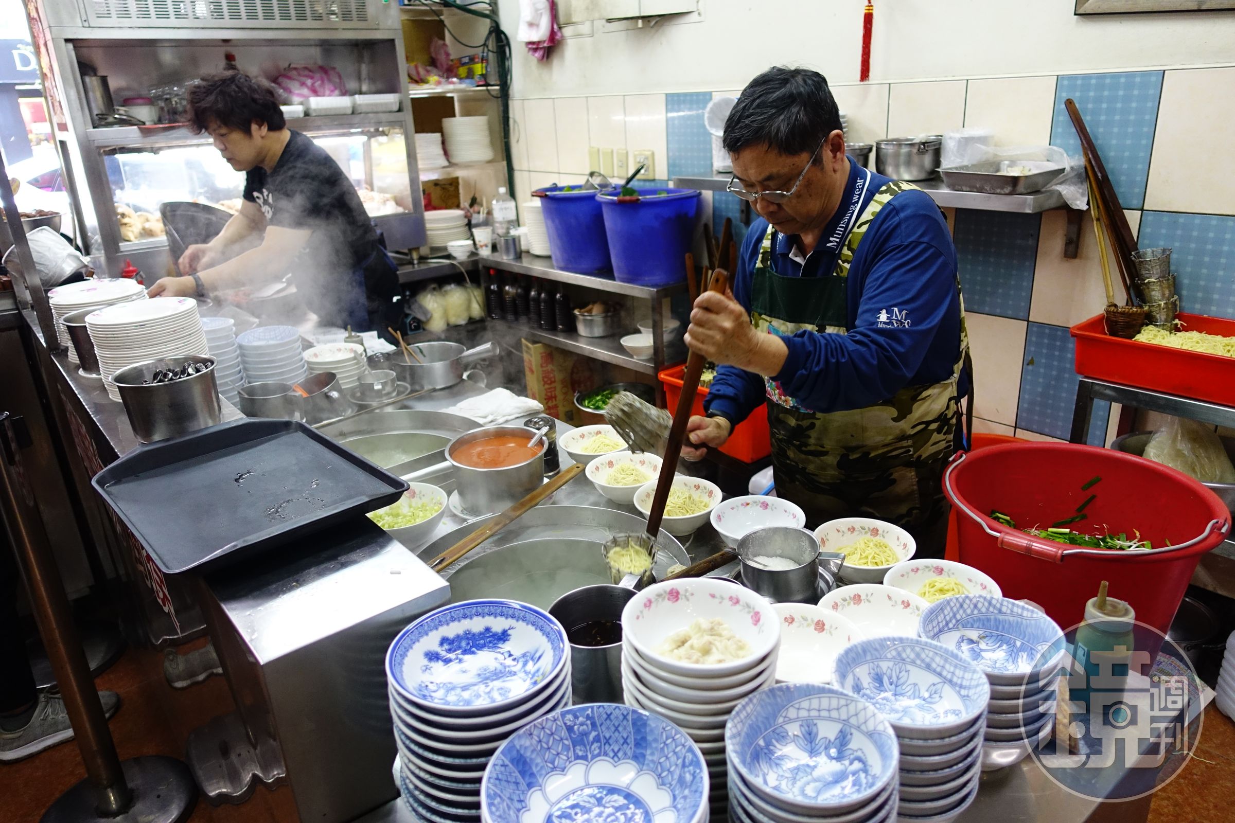 「阿國切仔麵」老闆坐鎮切仔麵台，認真對待每一碗麵。