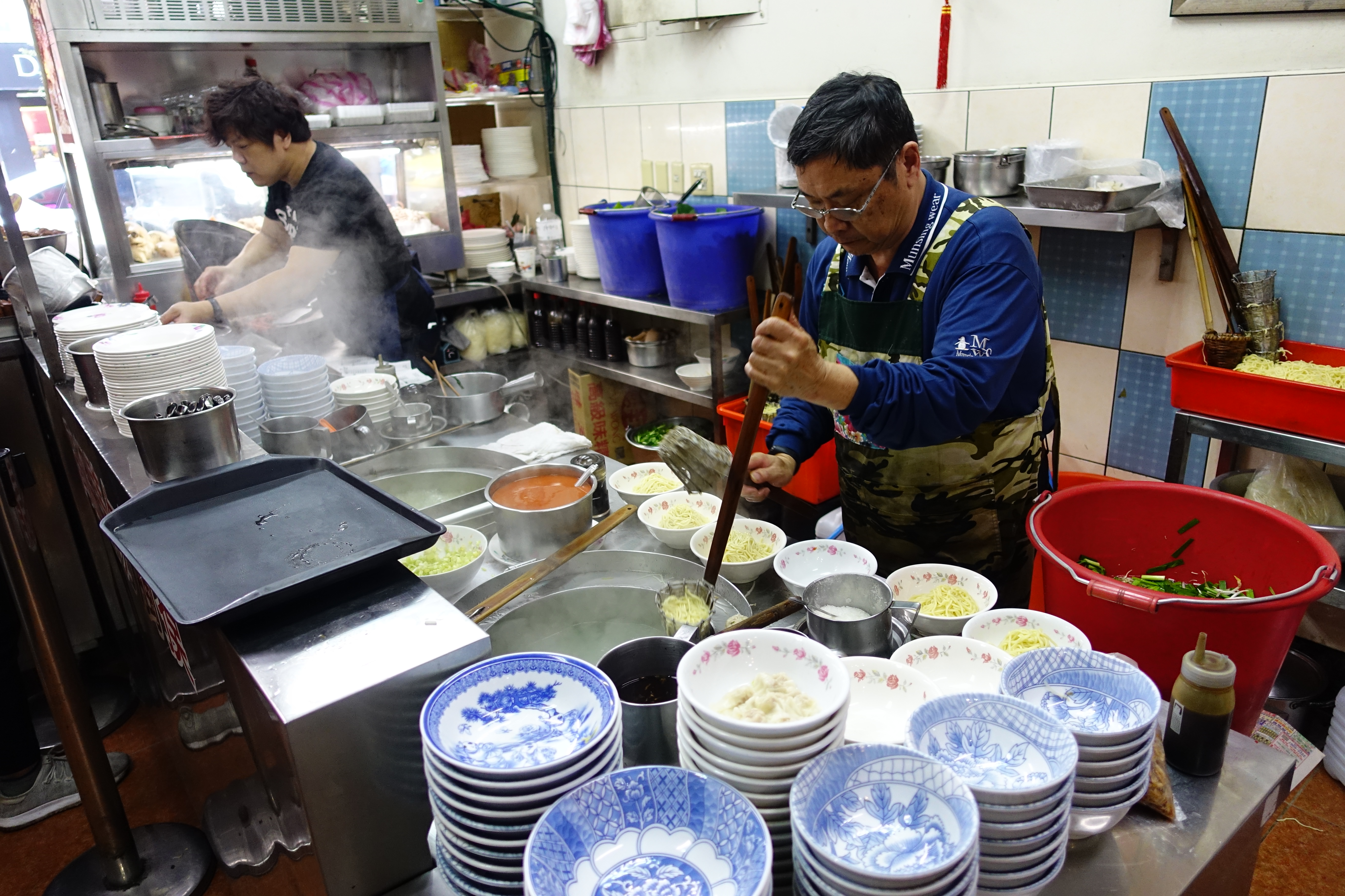 「阿國切仔麵」老闆坐鎮切仔麵台，認真對待每一碗麵。