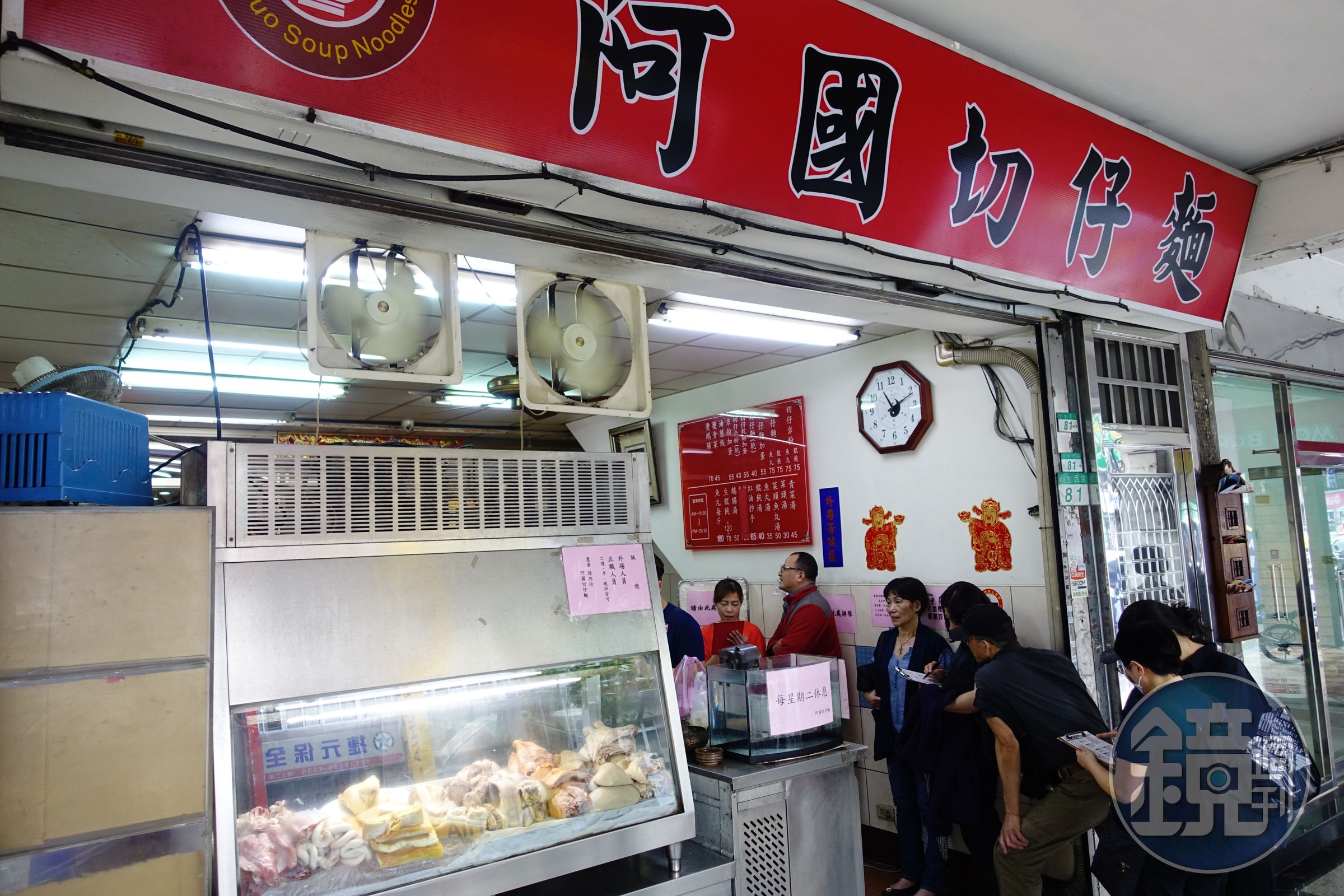 11點剛過，即有食客報到排隊。