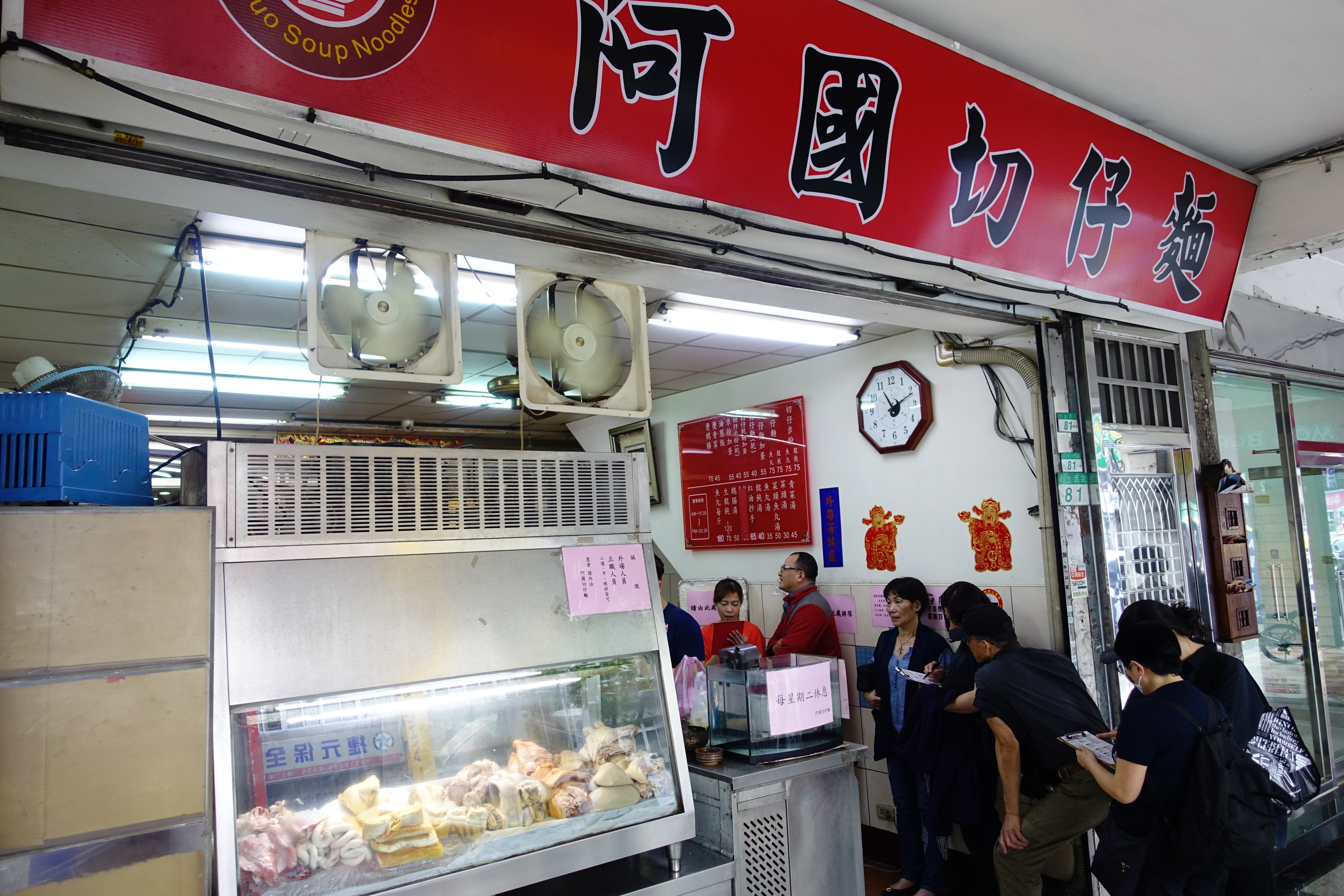 11點剛過，即有食客報到排隊。