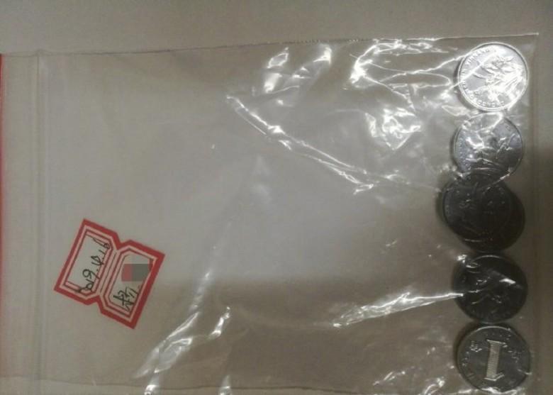 大媽丟擲的6枚硬幣，現已全數找回。（翻攝自網路）