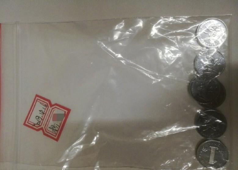 大媽丟擲的6枚硬幣，現已全數找回。（翻攝自網路）