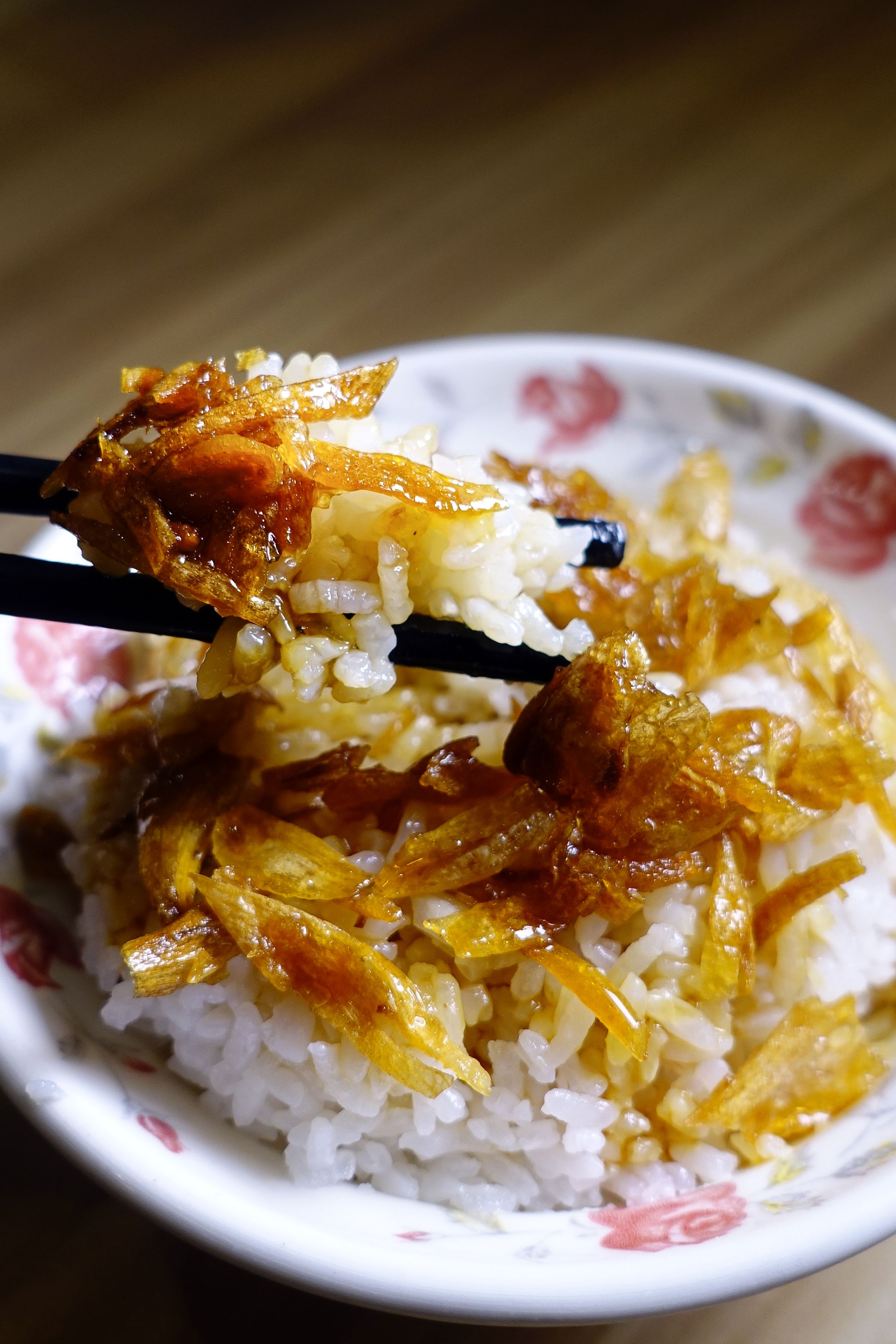 「油蔥飯」撒上自家炸製油蔥，讓白胖米飯穿上令人難以抗拒的油香外衣。（28元／小碗）