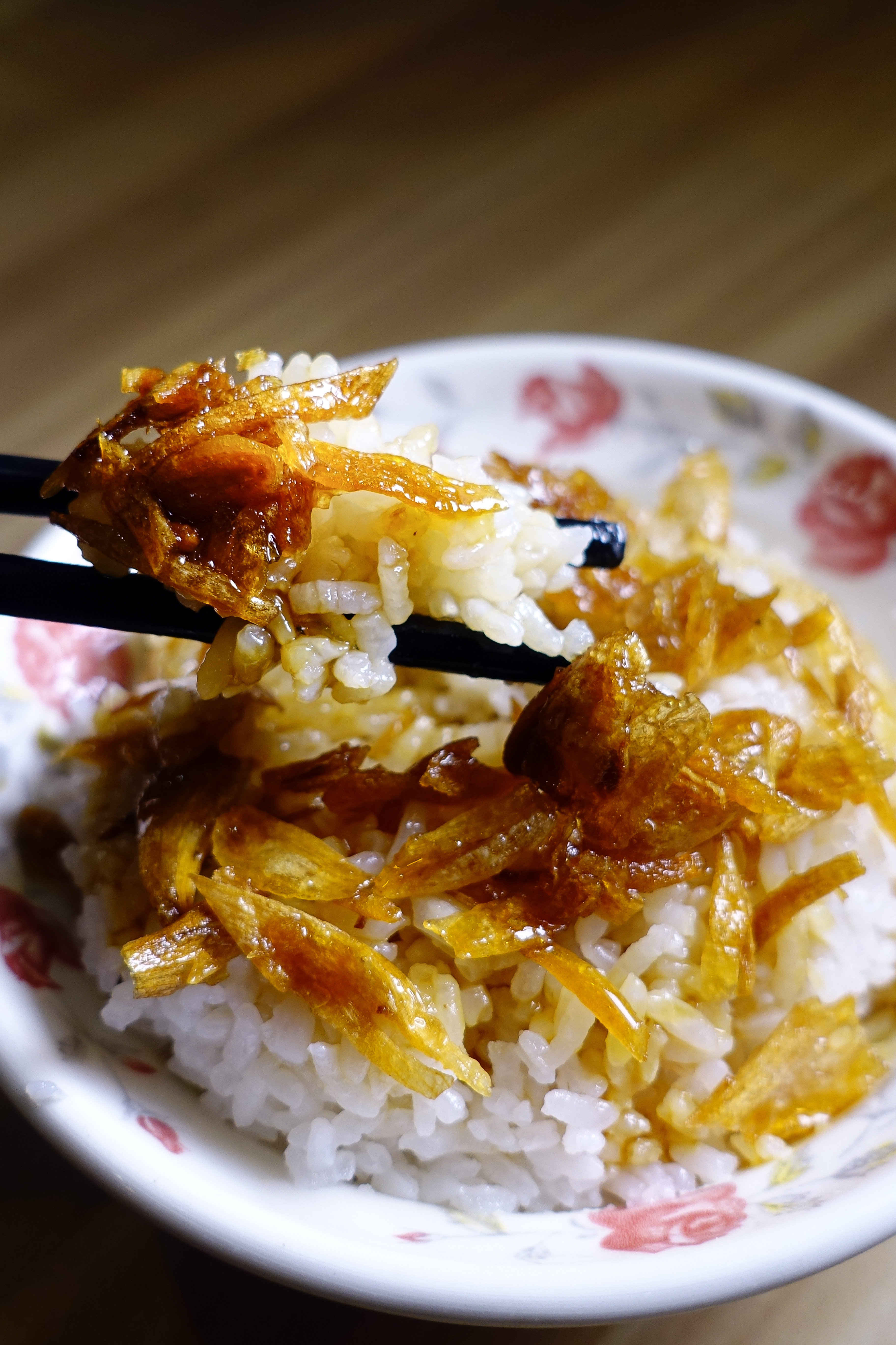 「油蔥飯」撒上自家炸製油蔥，讓白胖米飯穿上令人難以抗拒的油香外衣。（28元／小碗）