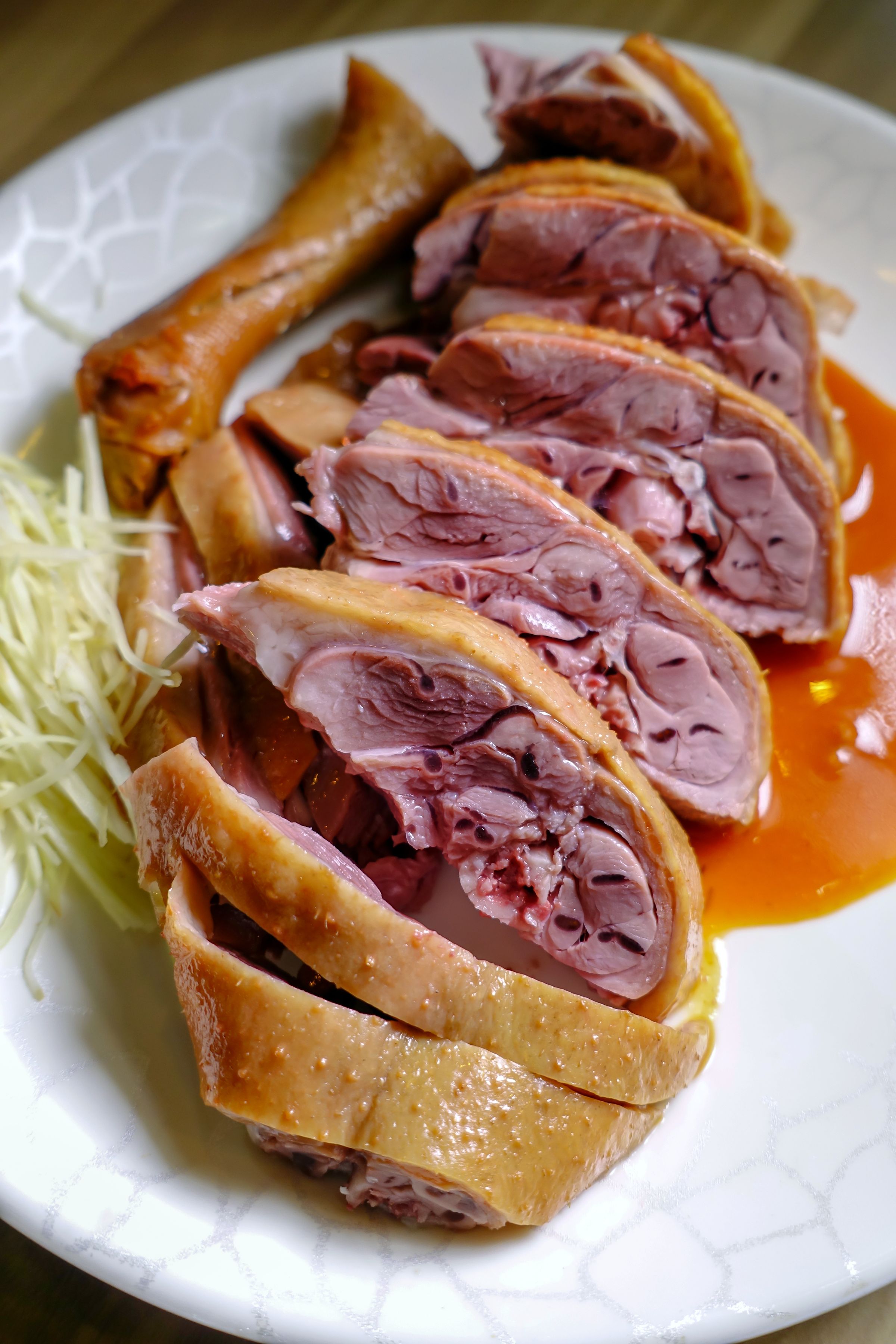 「茶鵝」飄著淡淡燻香，肉質柔嫩。（含腿肉，250元／份）