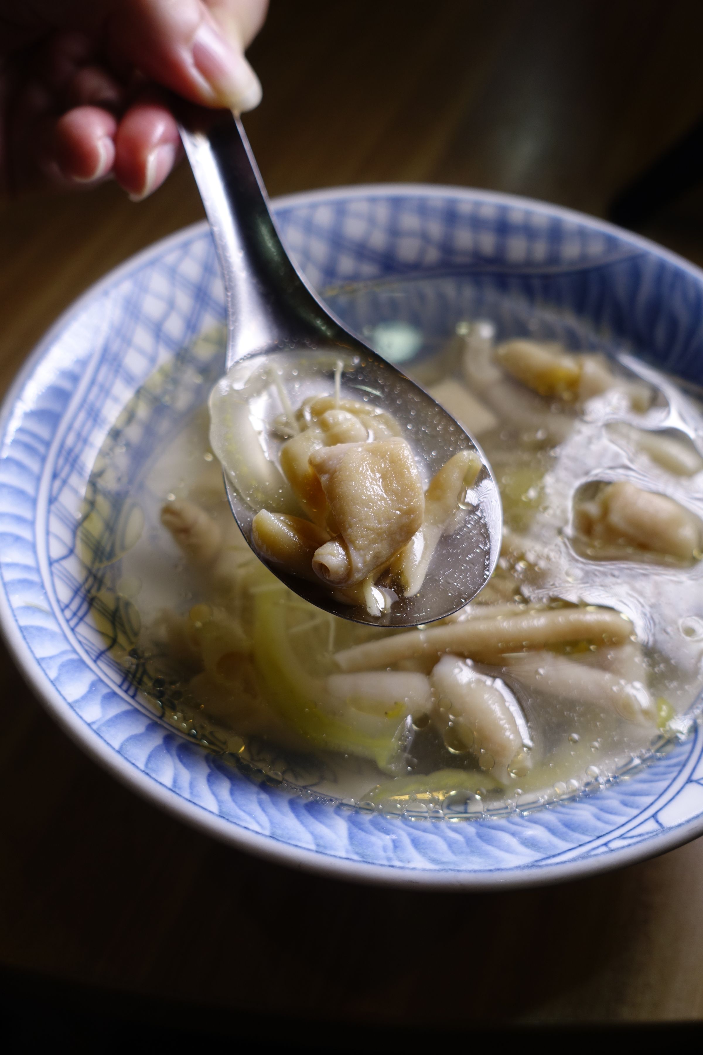 加入酸菜、薑絲的「鵝腸湯」，喝來爽口脆彈。（50元／碗）