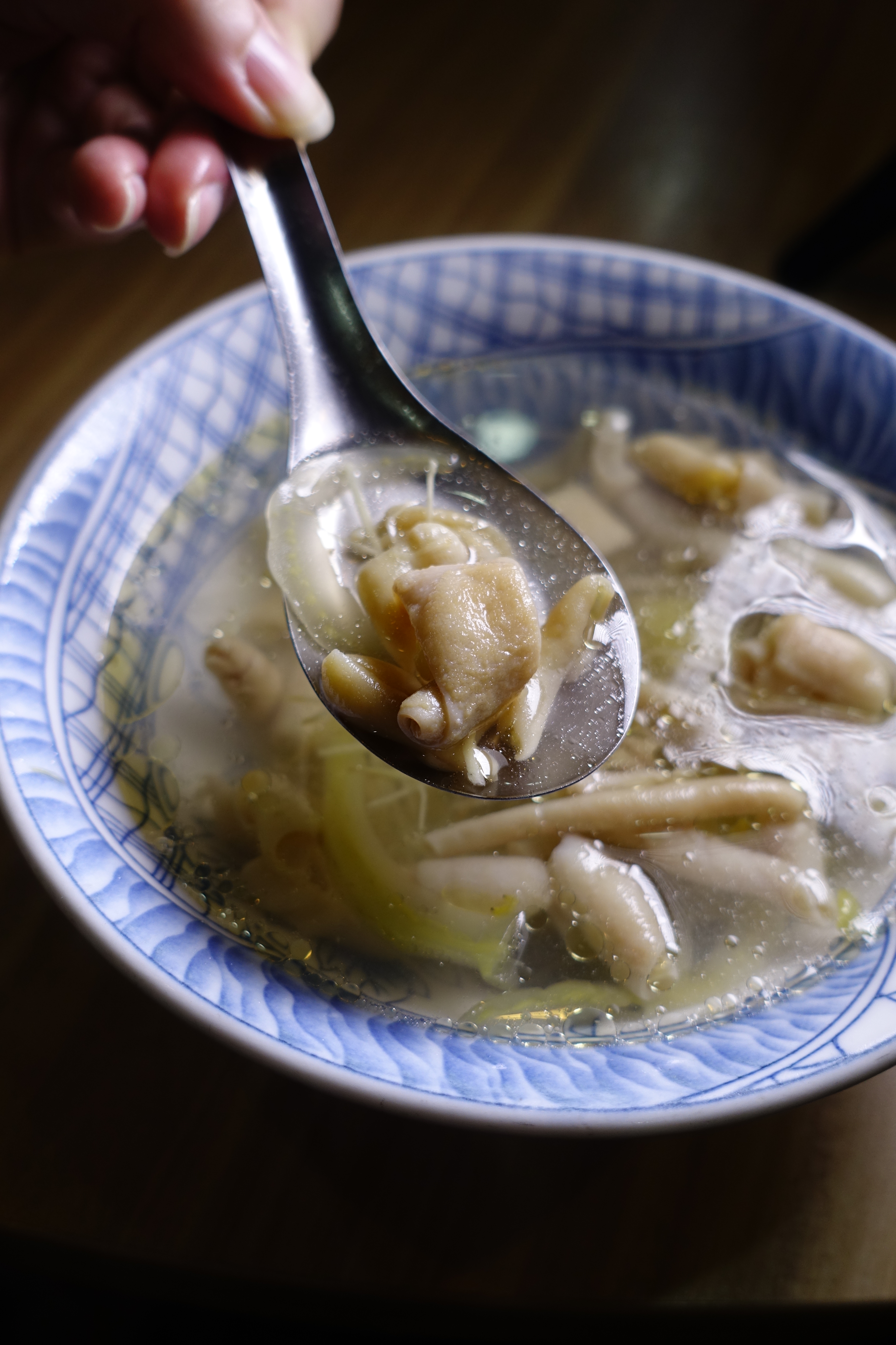 加入酸菜、薑絲的「鵝腸湯」，喝來爽口脆彈。（50元／碗）