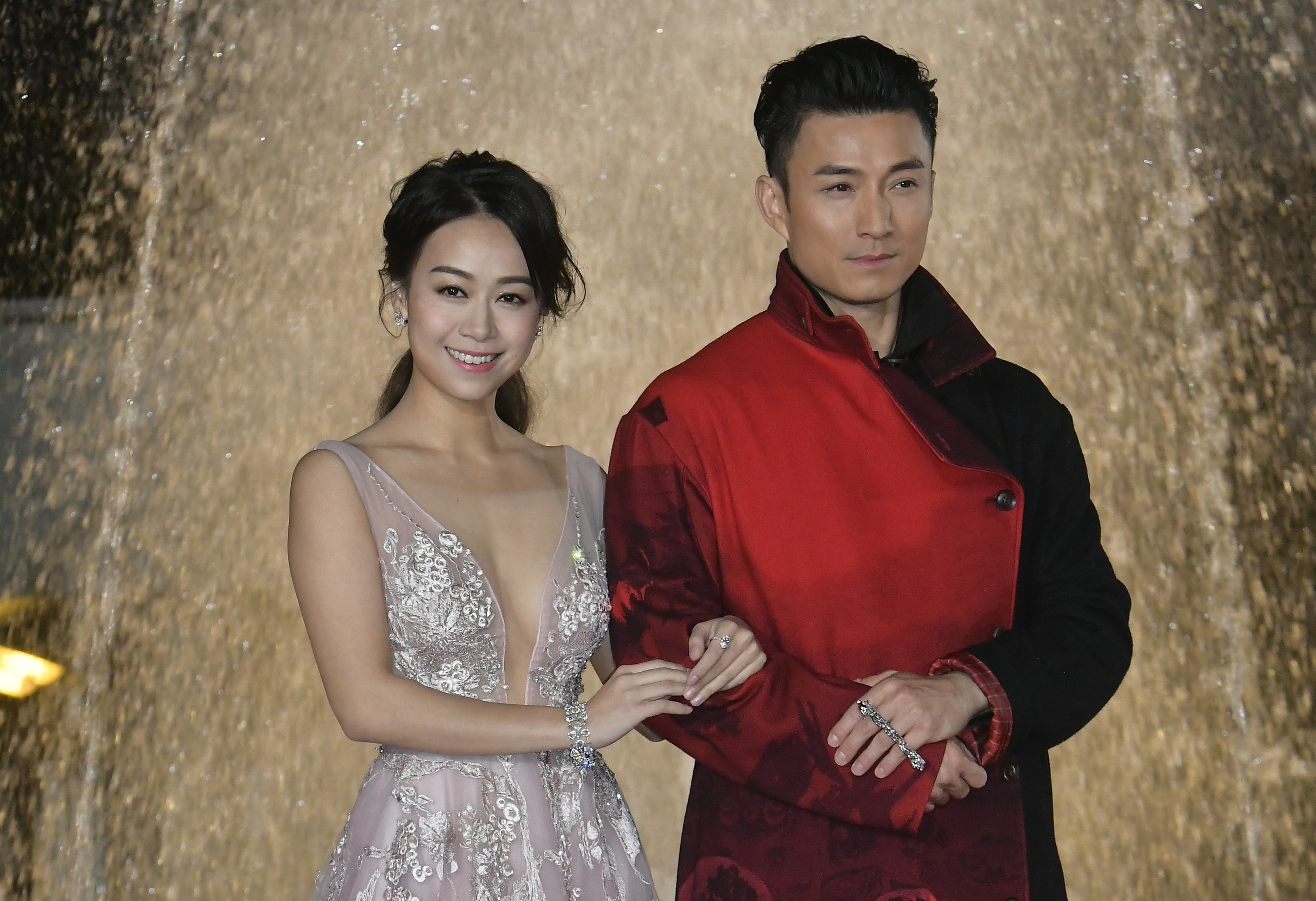 女星黃心穎（左）與許志安在計程車內纏綿畫面流出，讓許多粉絲非常傻眼。右為藝人陳山聰。（東方IC）