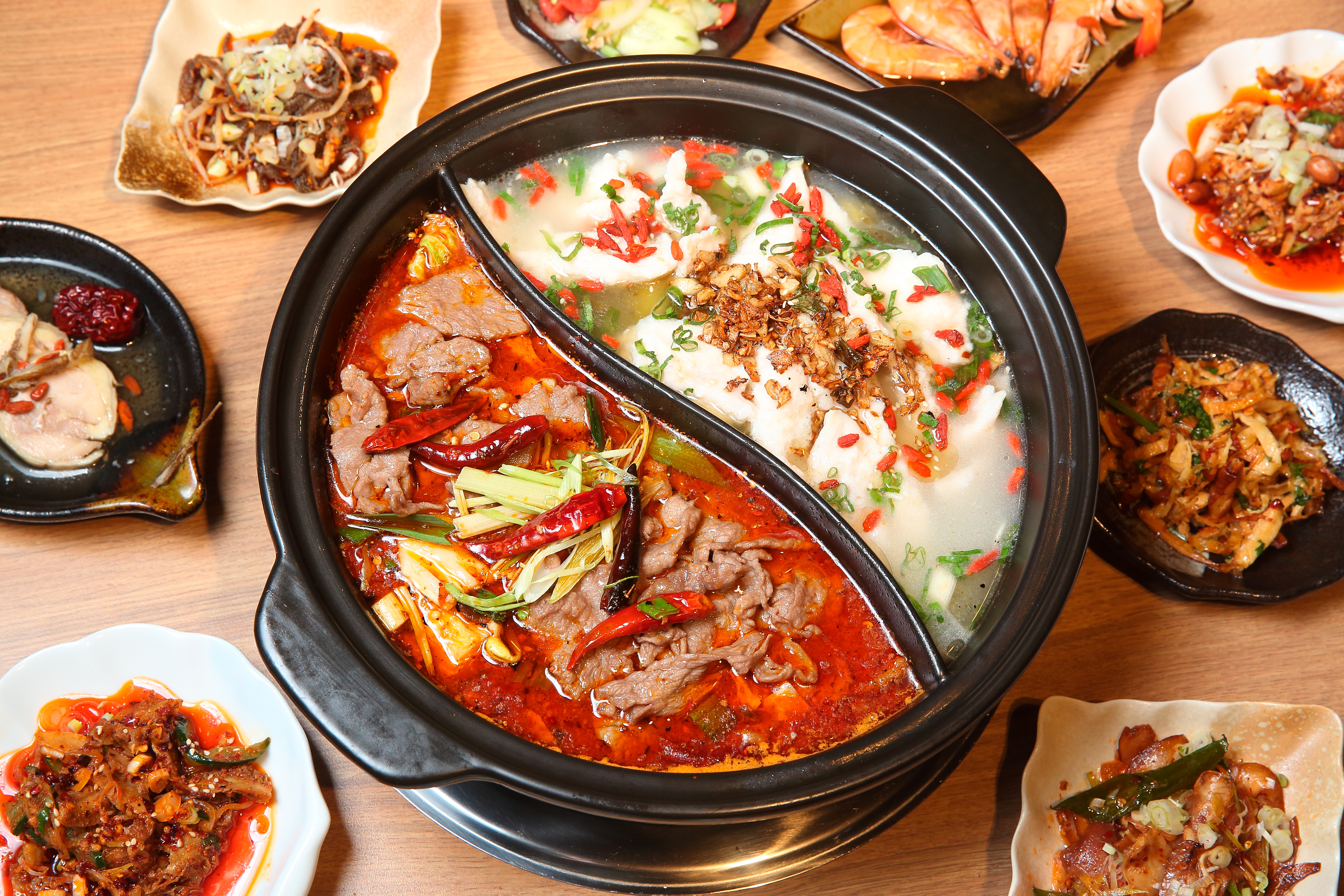 川夜宴無二有水煮牛、酸菜魚片鍋等15種特色鍋底，及十幾種當天現做小菜、麵點，張永華只希望客人吃得爽。