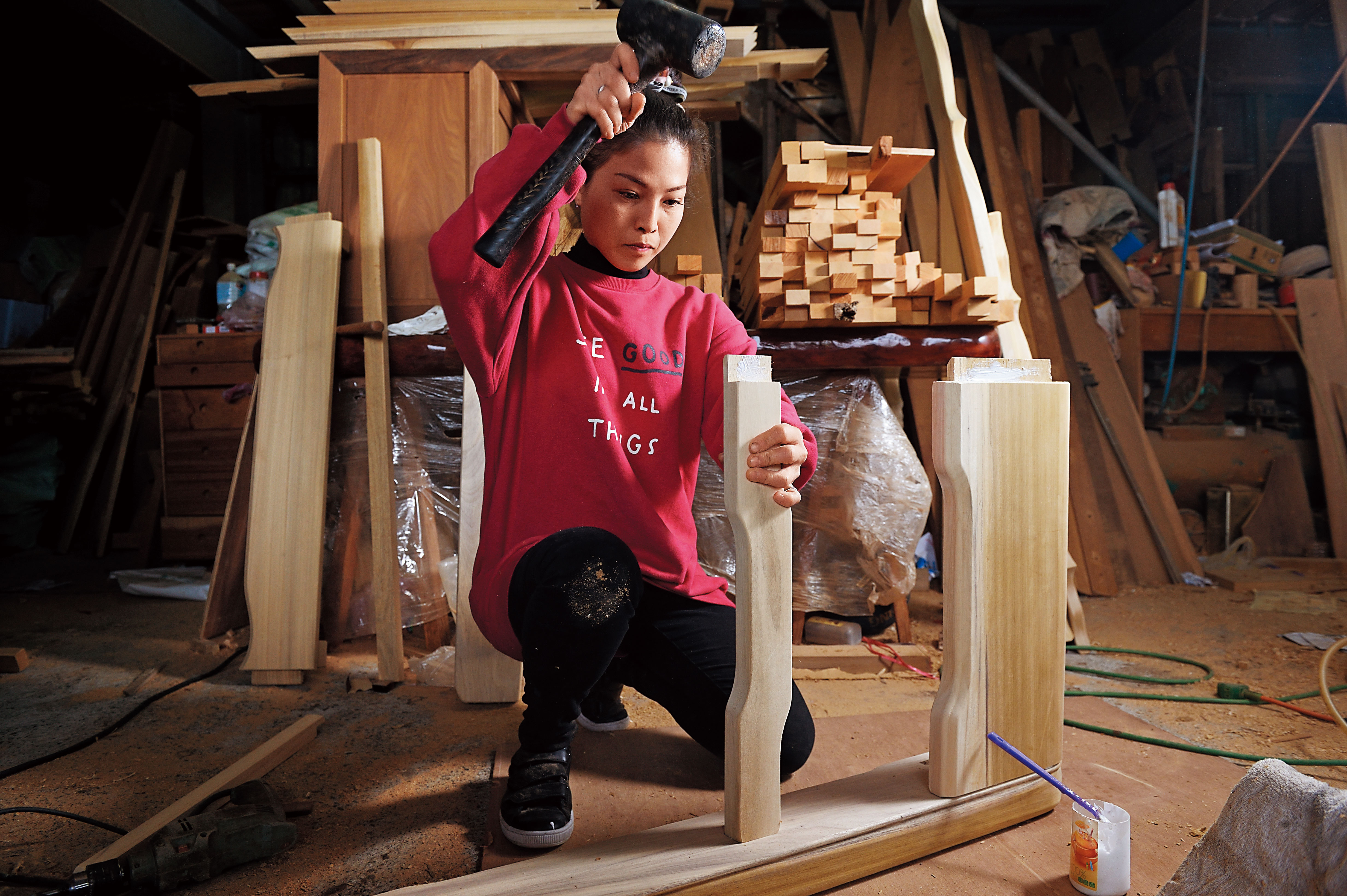 黃裕凰高中開始邊讀夜校邊當學徒，十多年前繼承父業，是百年來第一位女神桌工匠。