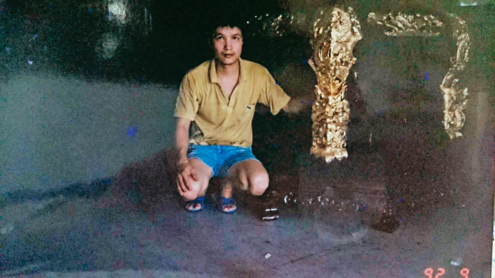 黃國豪相當有做神桌的天分，8個月就把一般學徒要學2年以上的技藝都學會了。（黃裕凰提供）