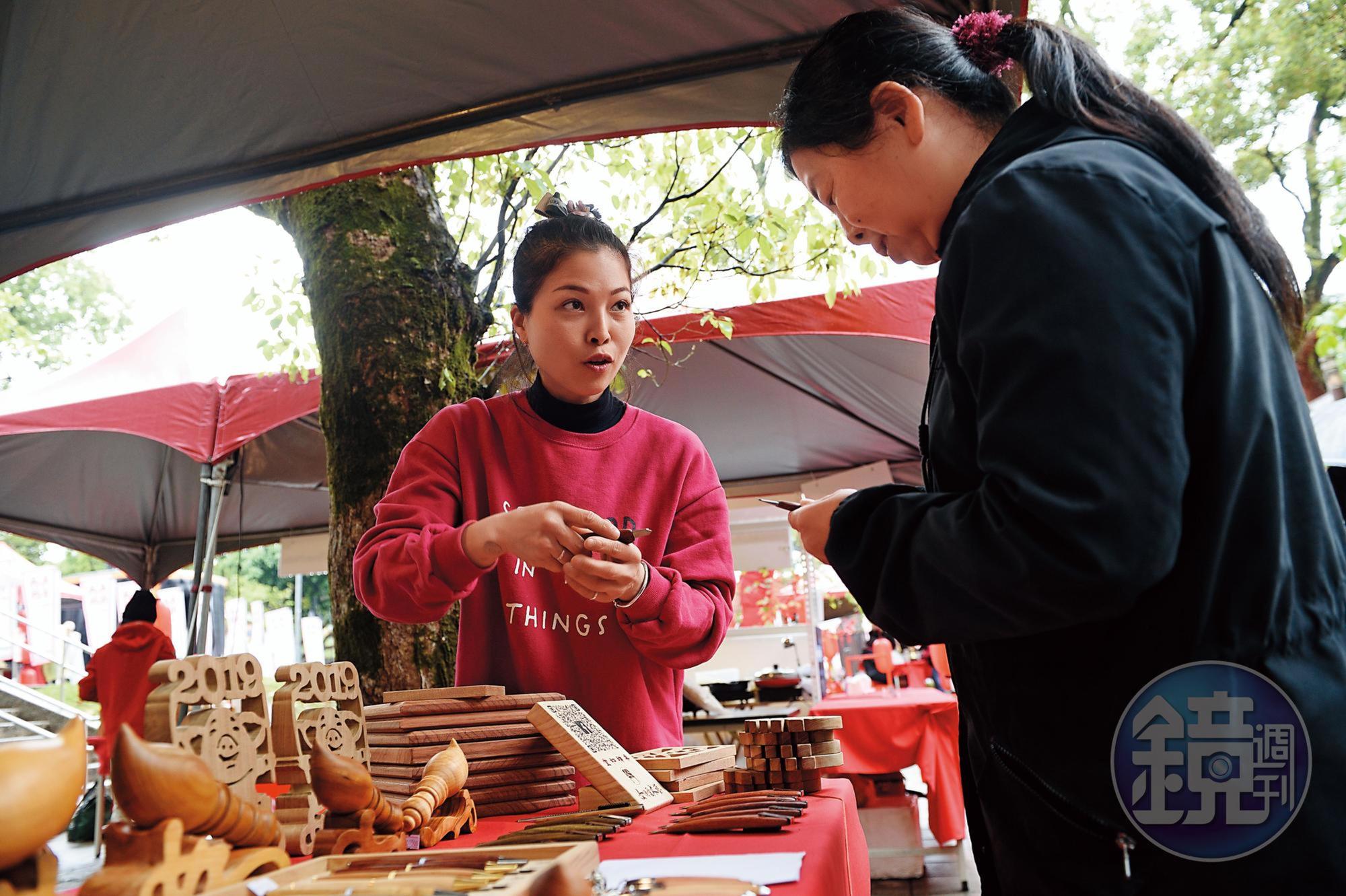 這幾年除了做神桌，黃裕凰（左）也手作文創商品，在桃園市政府辦的市集販售。