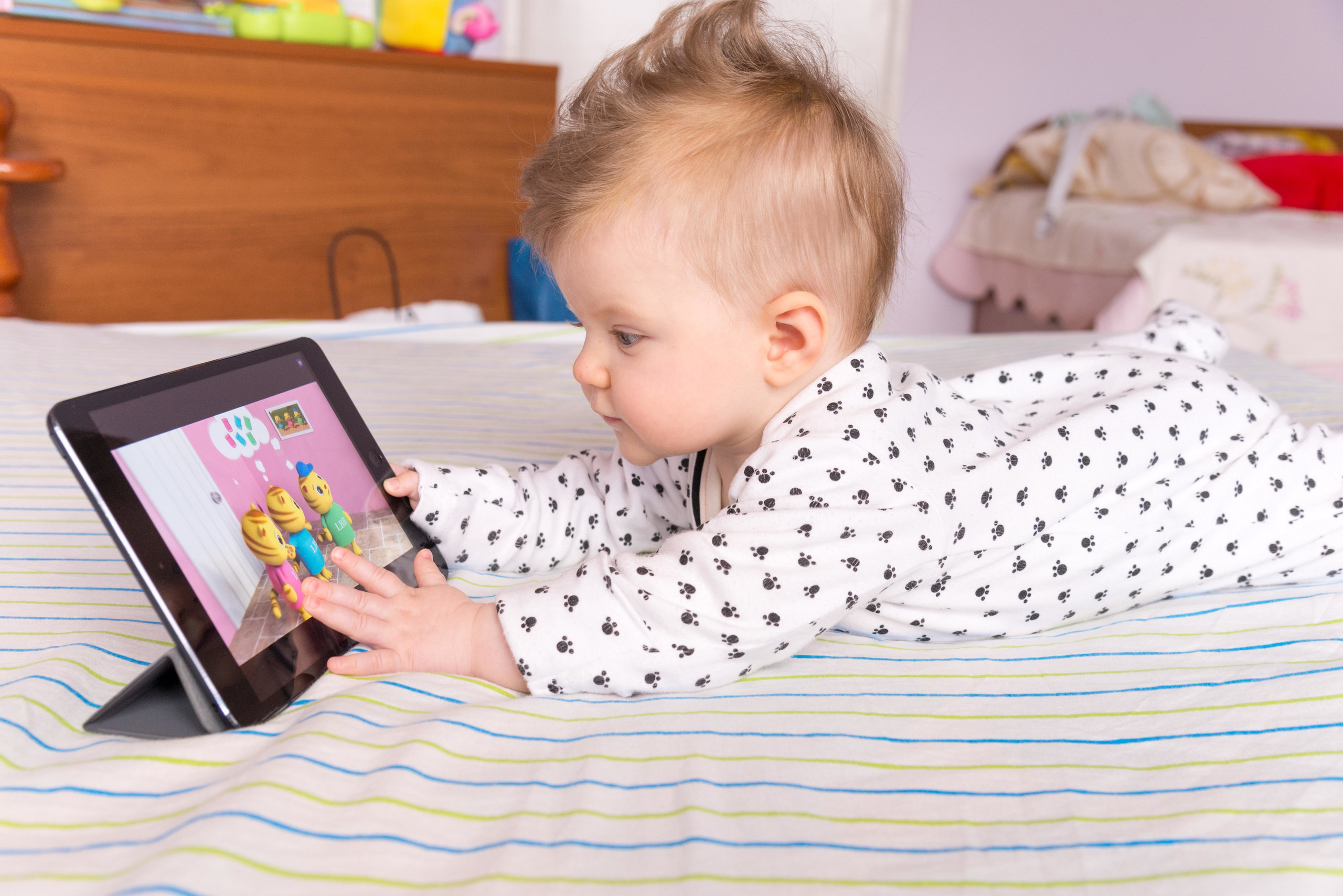 YouTube的兒童頻道是許多家長安撫兒女的工具之一。（東方IC）