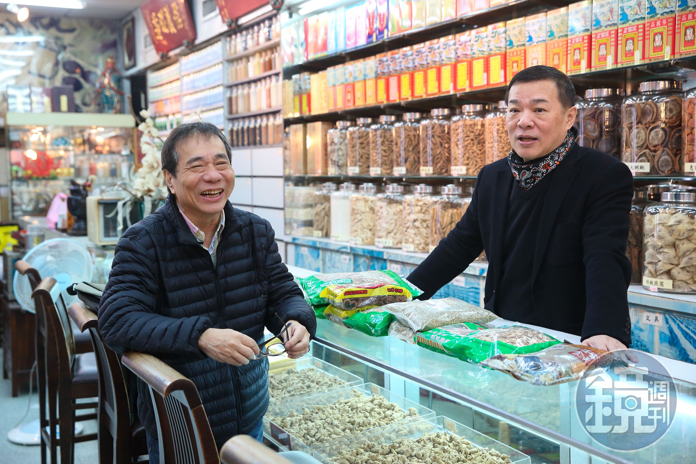 張永華（左）跟中藥行合勝堂老闆順哥（右）是多年好友，從川巴子時期的藥材香料就都在順哥店裡買。順哥也常帶朋友去張永華店裡吃飯。