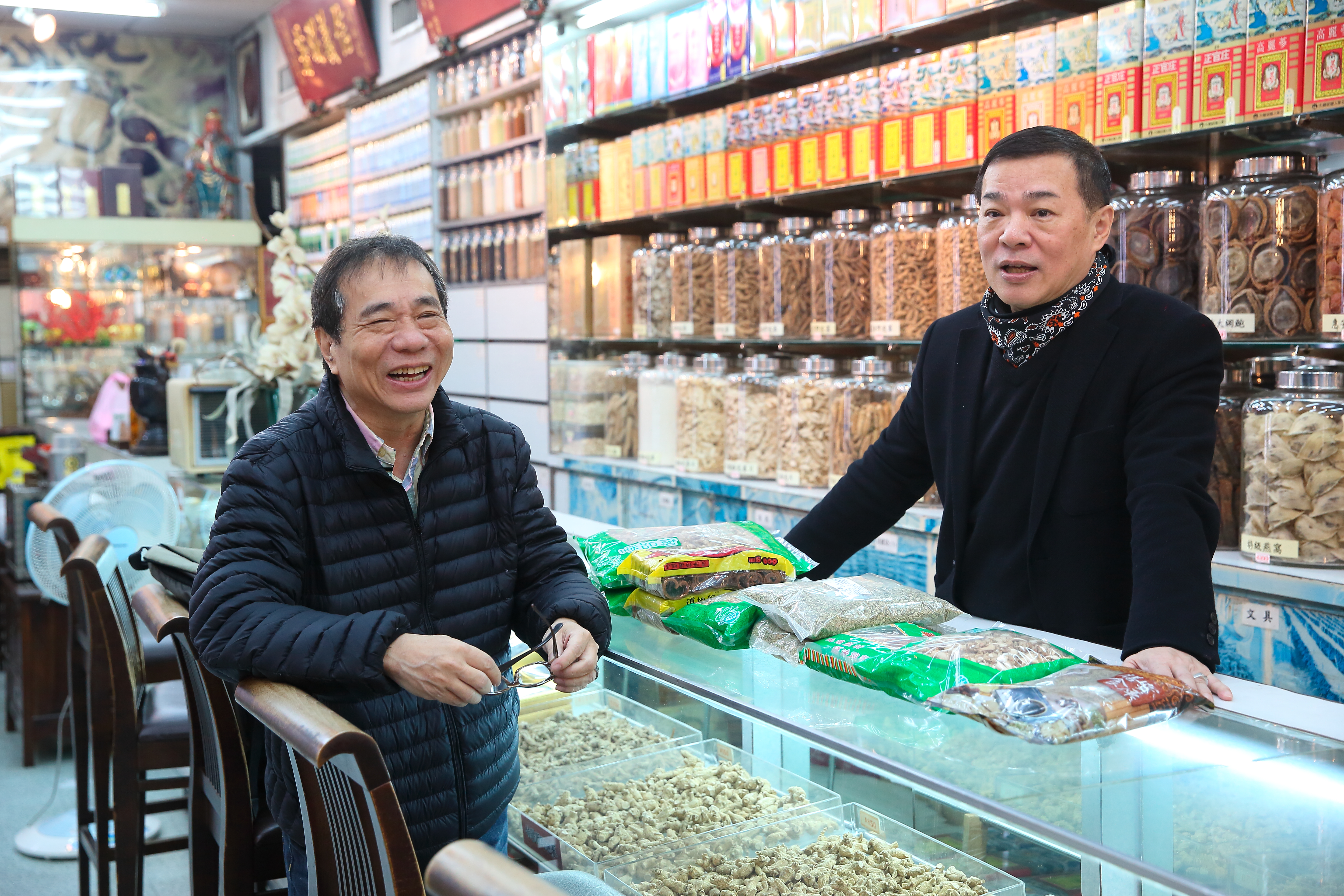 張永華（左）跟中藥行合勝堂老闆順哥（右）是多年好友，從川巴子時期的藥材香料就都在順哥店裡買。順哥也常帶朋友去張永華店裡吃飯。