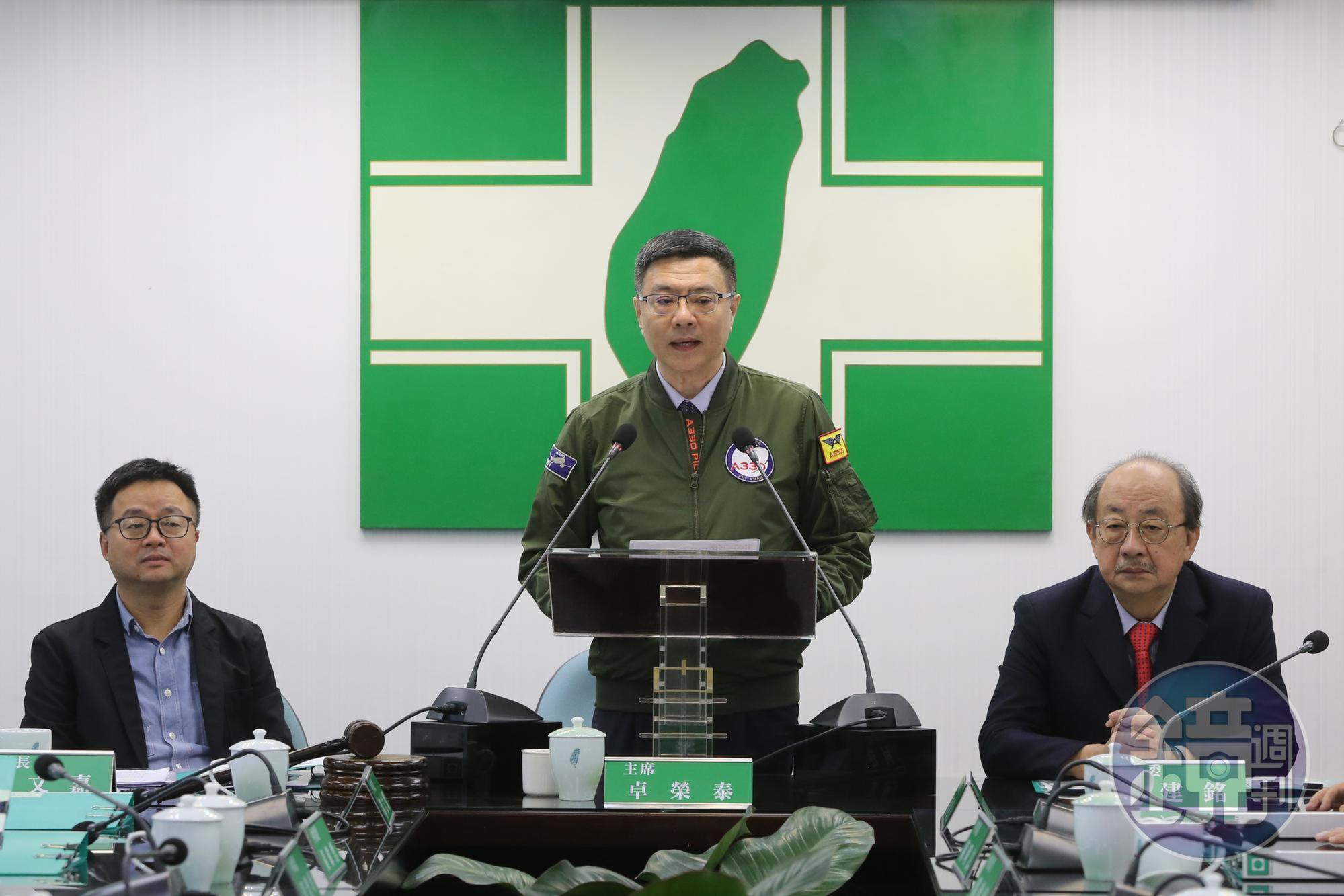 鴻海董事長郭台銘正式表態投入國民黨初選,爭取參選2020總統大選,民進黨對此回應:尊重參選權利。圖為民進黨主席卓榮泰(中)。
