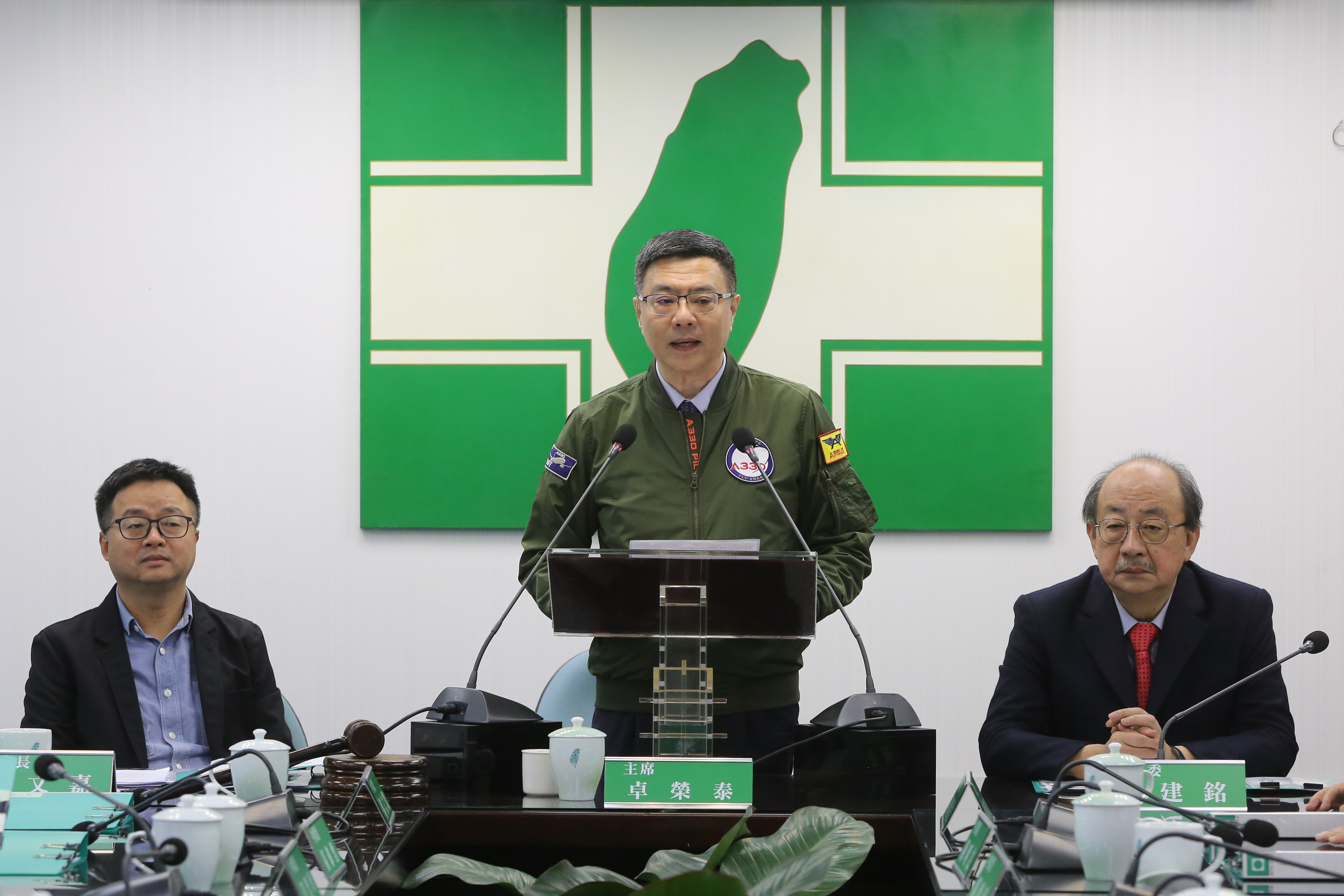 鴻海董事長郭台銘正式表態投入國民黨初選，爭取參選2020總統大選，民進黨對此回應：尊重參選權利。圖為民進黨主席卓榮泰（中）。