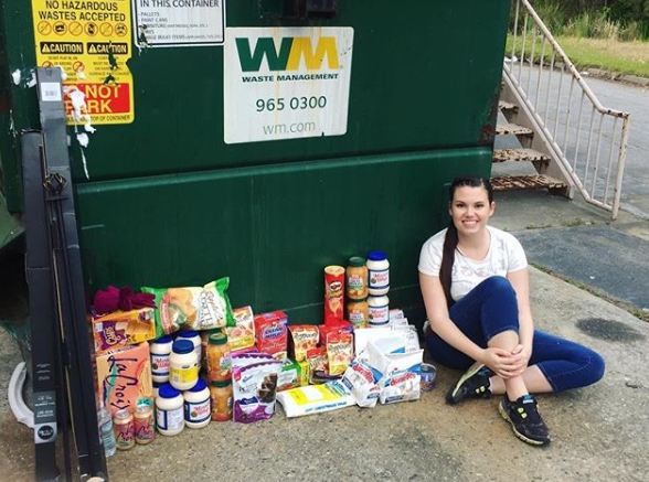 美國一對節儉的情侶，每天晚上都會到超市垃圾桶尋寶，平均一個月可省下200美元（約新台幣6160元）的開支。（翻攝自yourmomsahorcrux IG）