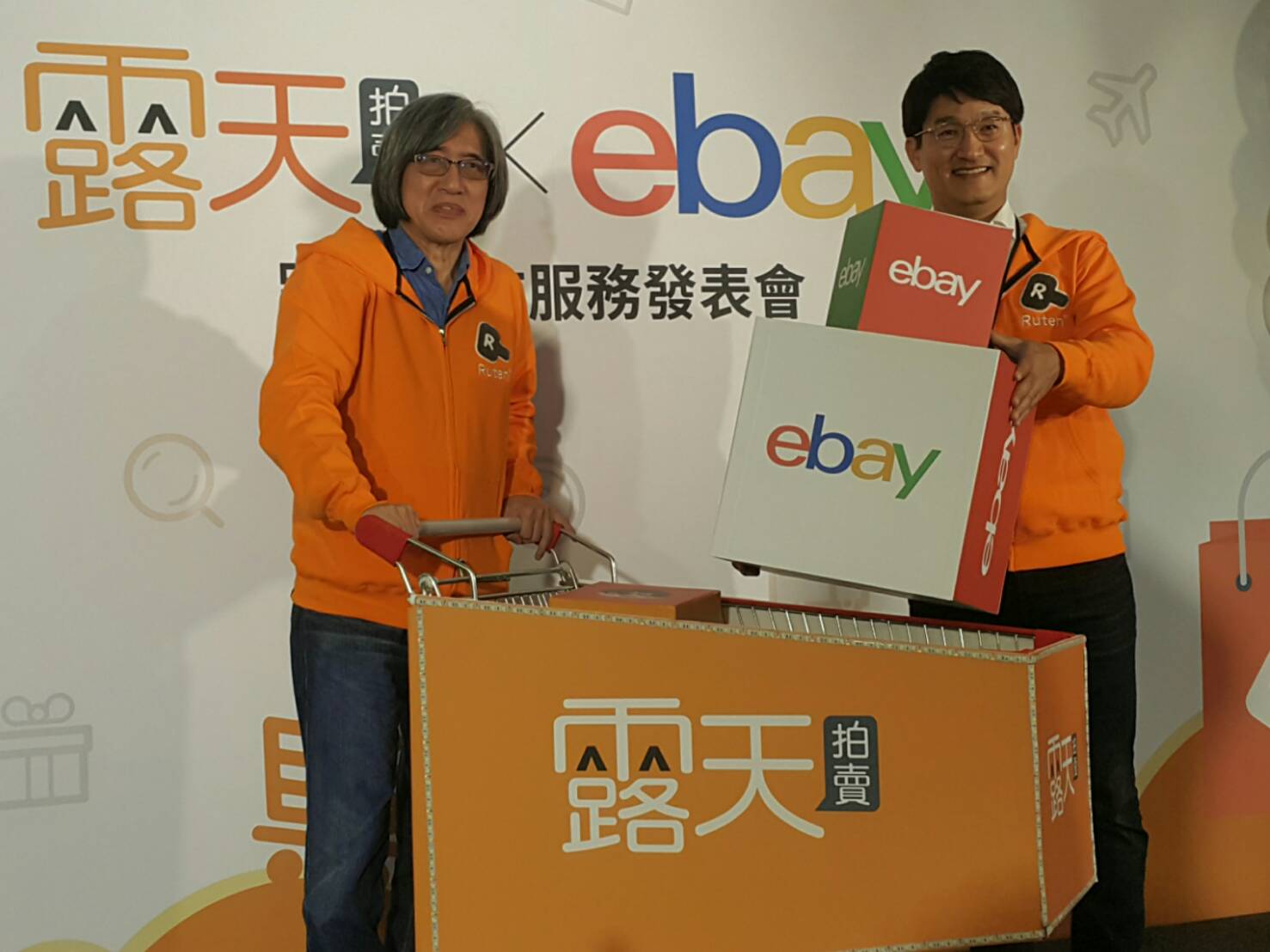 露天拍賣與電商業者eBay今日宣布整合跨境電商，左為露天市集董事長詹宏志，右為eBay亞太區高級副總裁Jooman Park。