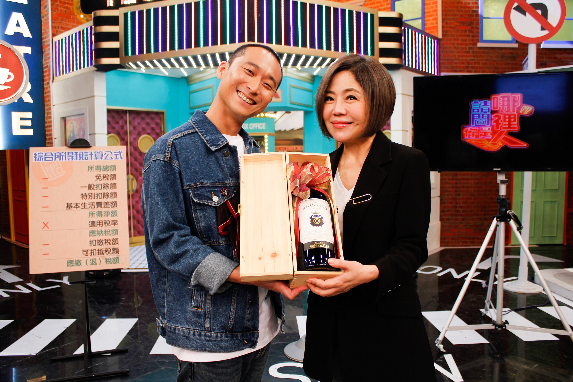 于美人與浩子一同慶祝節目週年。（衛視中文台）