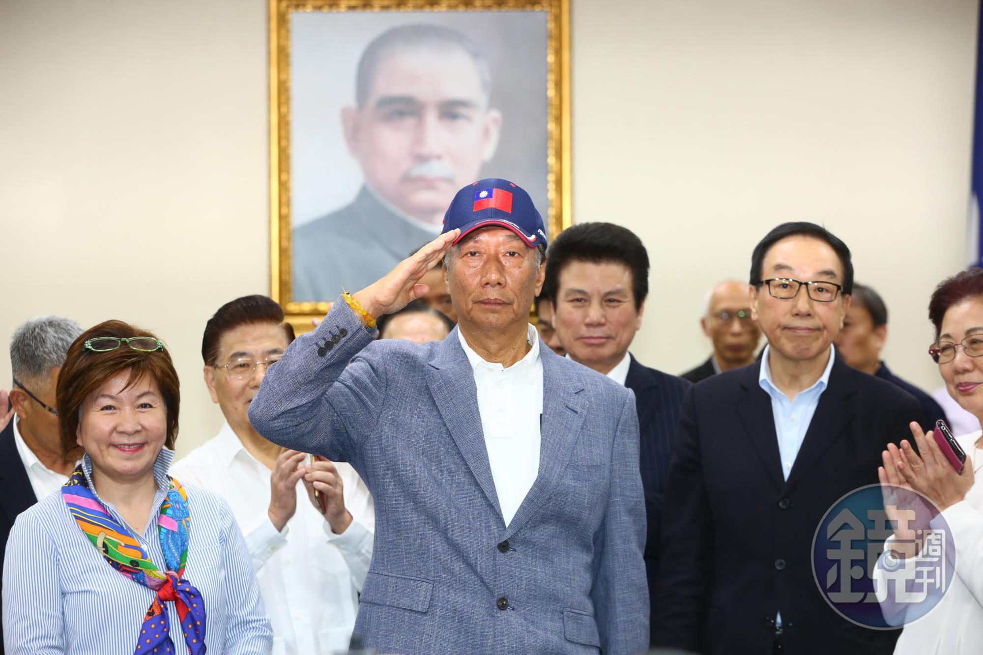 郭台銘接獲榮譽狀後正式宣布，將參加國民黨總統初選，不會接受徵召。