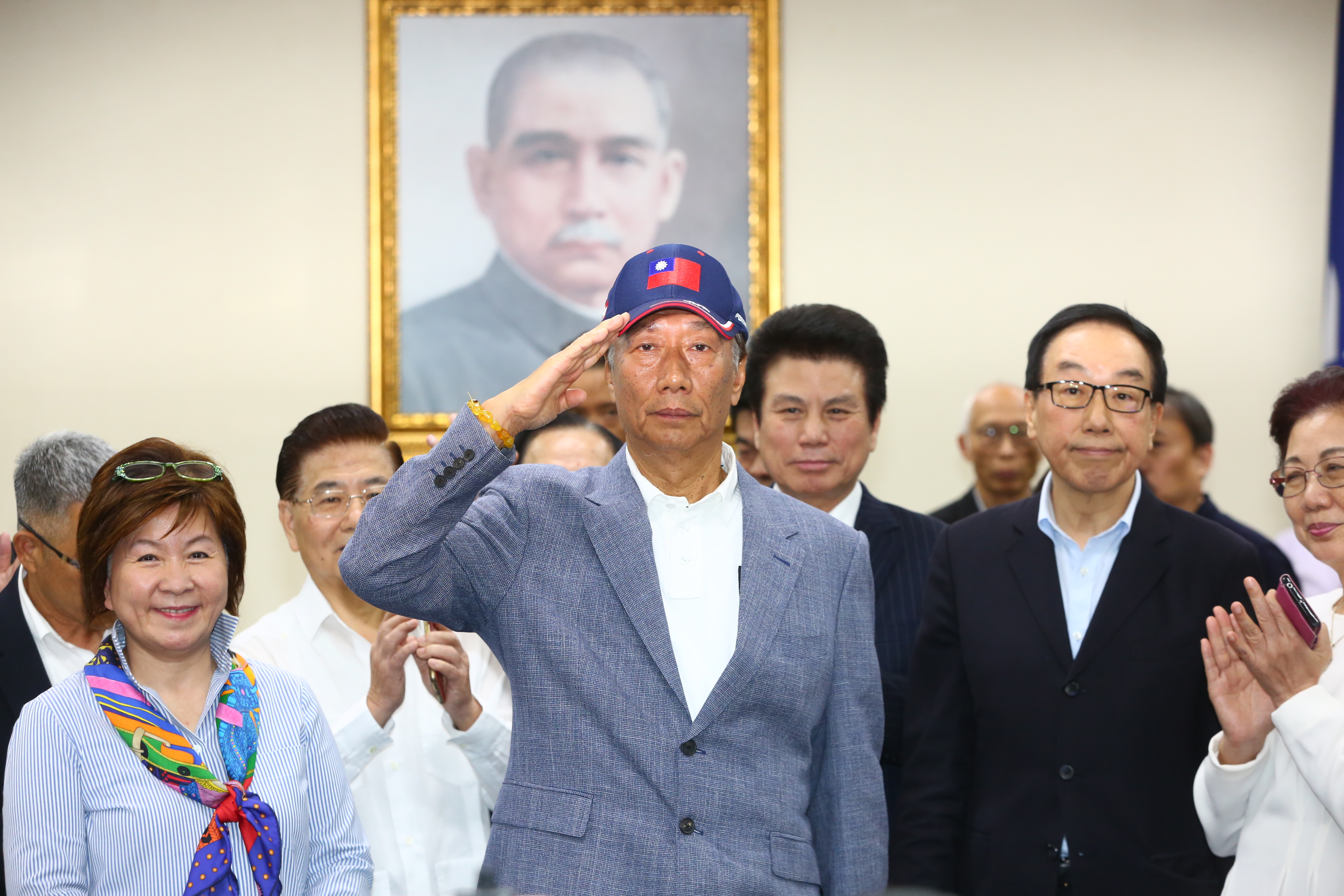 郭台銘接獲榮譽狀後正式宣布，將參加國民黨總統初選，不會接受徵召。