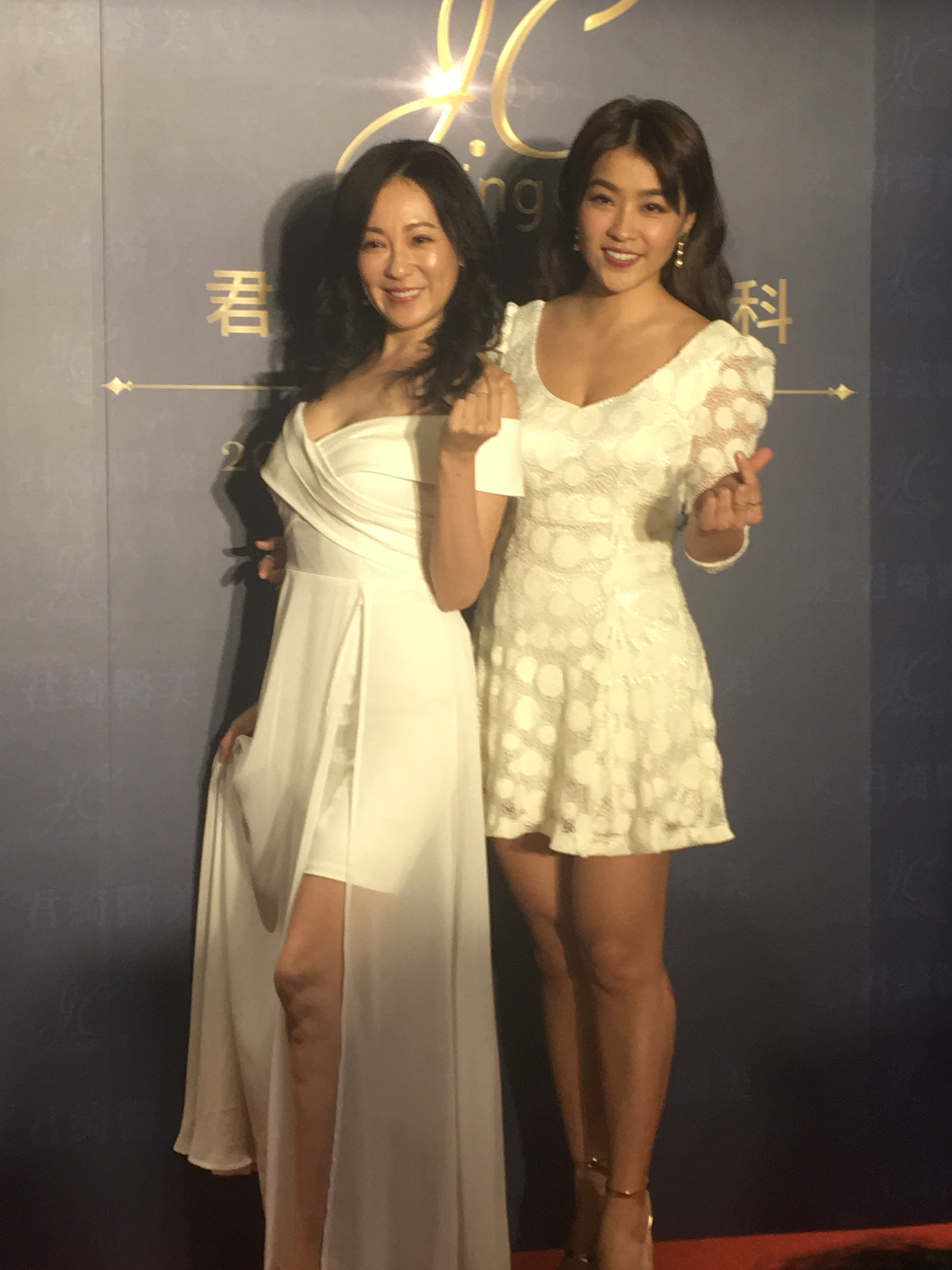 小嫻（右）與況明潔平時也會靠醫美保持年輕外貌。