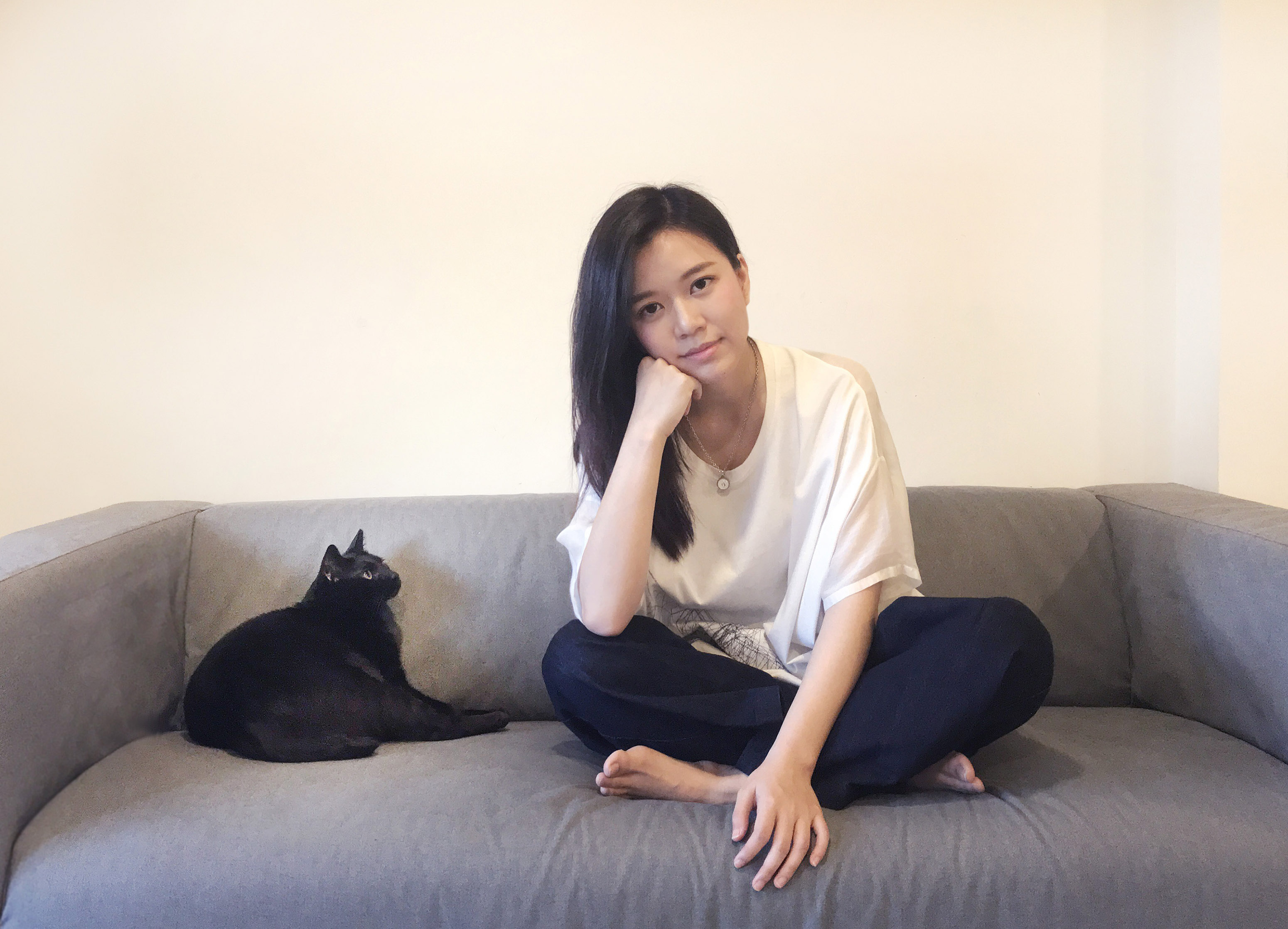 大馬歌手郭修彧在台獨居，養了黑色米克斯貓「Jabba」相陪。（妮樂佛提供）