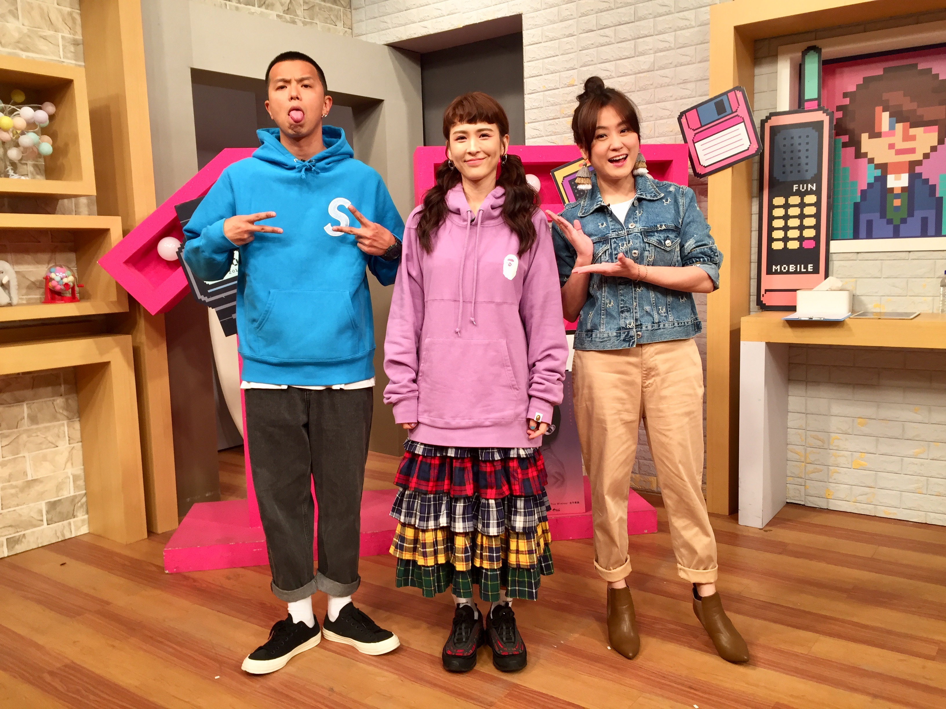 推出新單曲的魏如昀(中)上黃鴻升與海芬的節目。(趣你的娛樂提供)