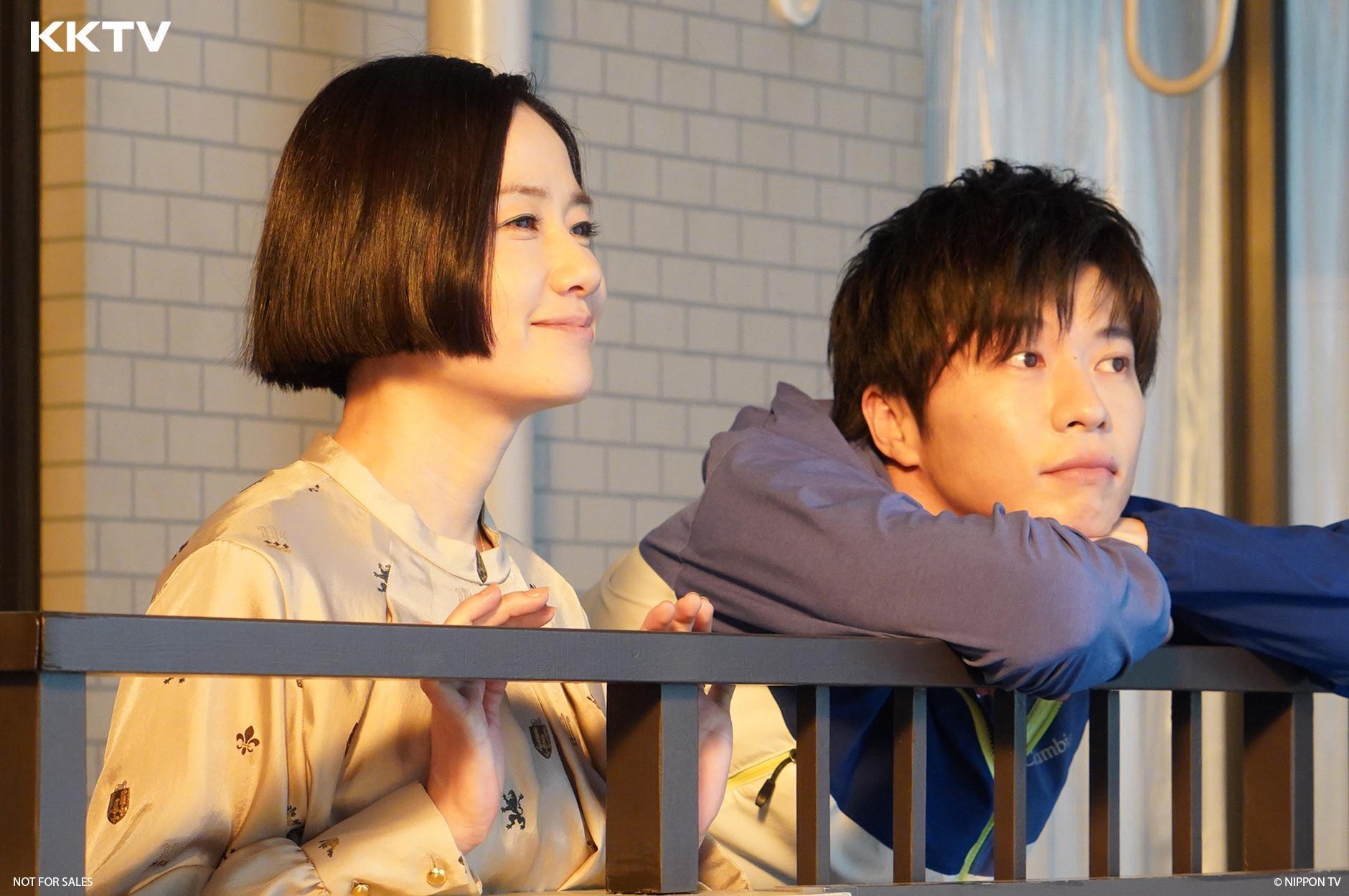 田中圭與原田知世在《輪到你了》飾演相差15歲的姐弟戀新婚夫婦。（KKTV提供）