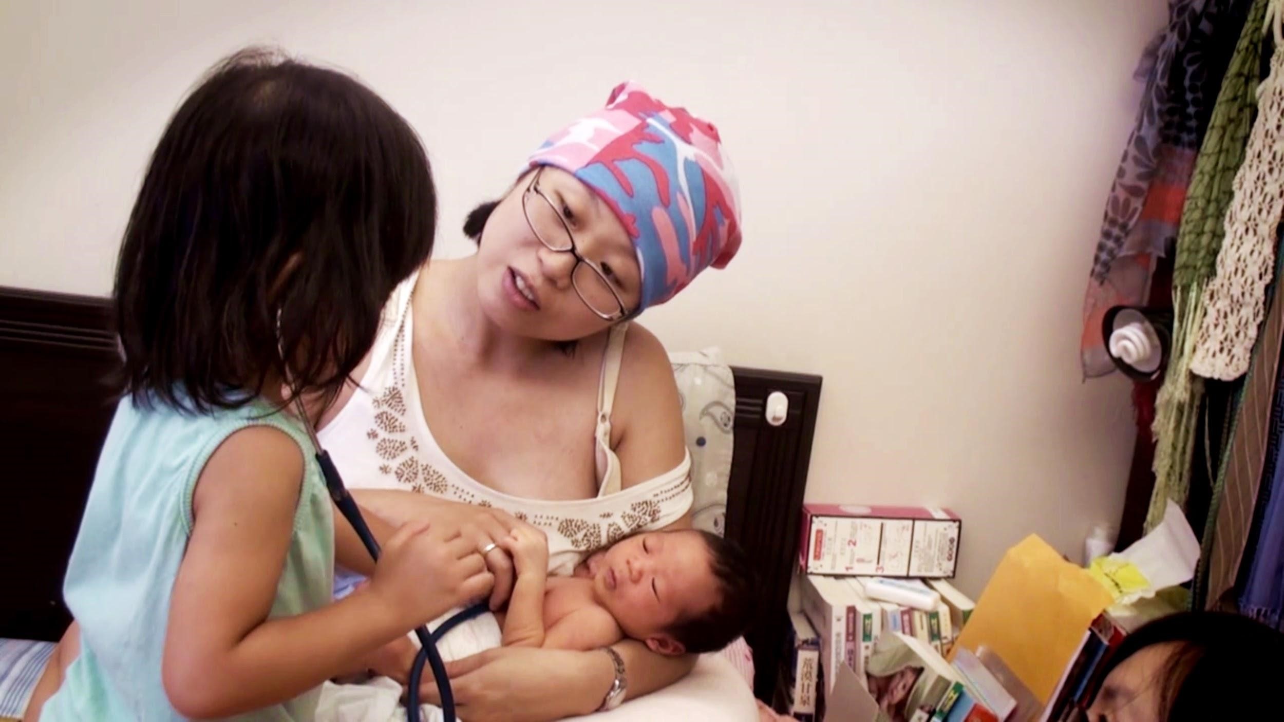 《祝我好好孕》主角在家人陪伴下生產，顛覆傳統「不能讓小孩看到生產過程」的觀念。（海鵬提供）