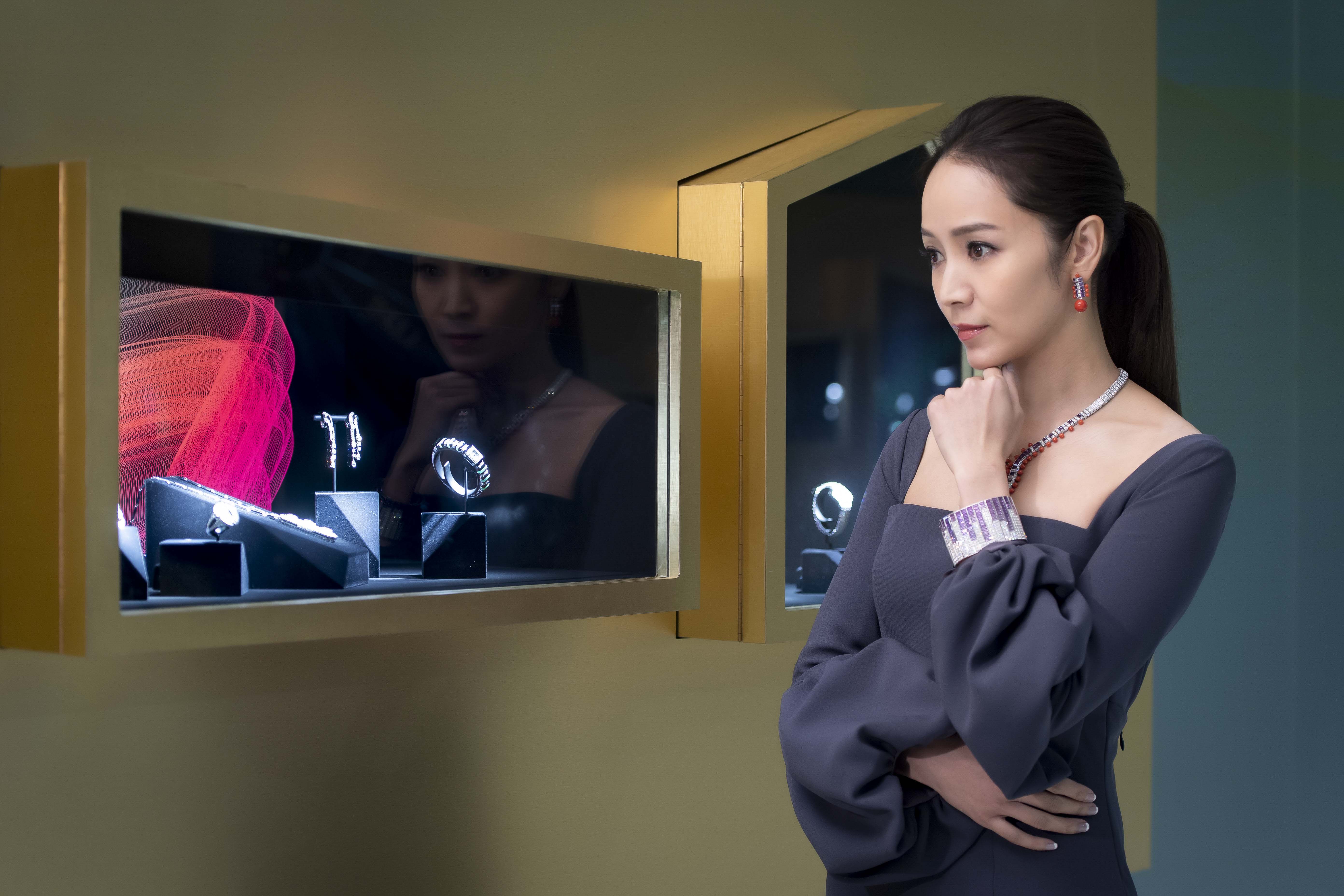 侯佩岑配戴近5400萬元的作品。（卡地亞提供）