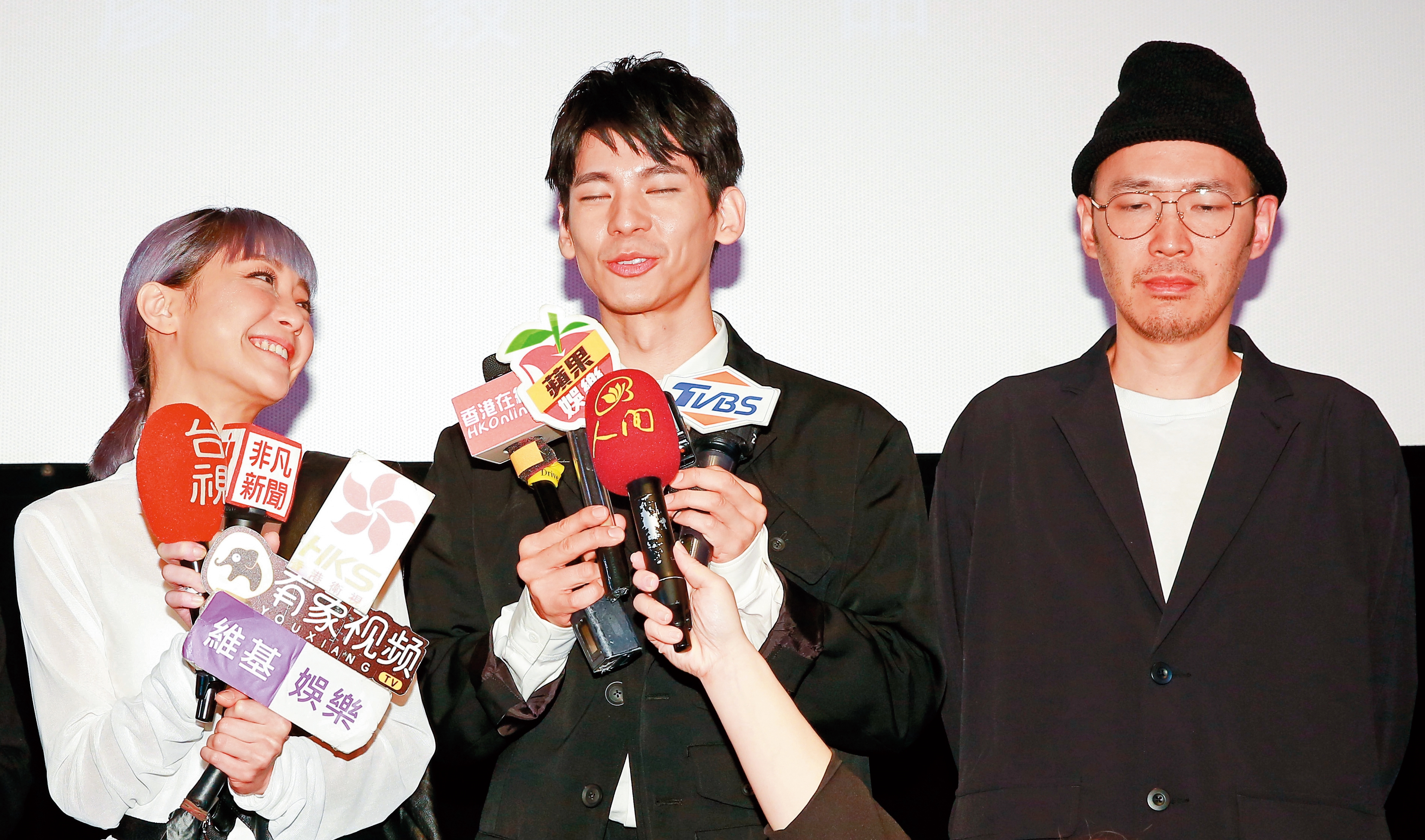 這廂謝欣穎（左）殷勤訪問林柏宏（中），林柏宏也使出一張爽臉；張少懷（右）完全沒進入他們倆的戲碼。