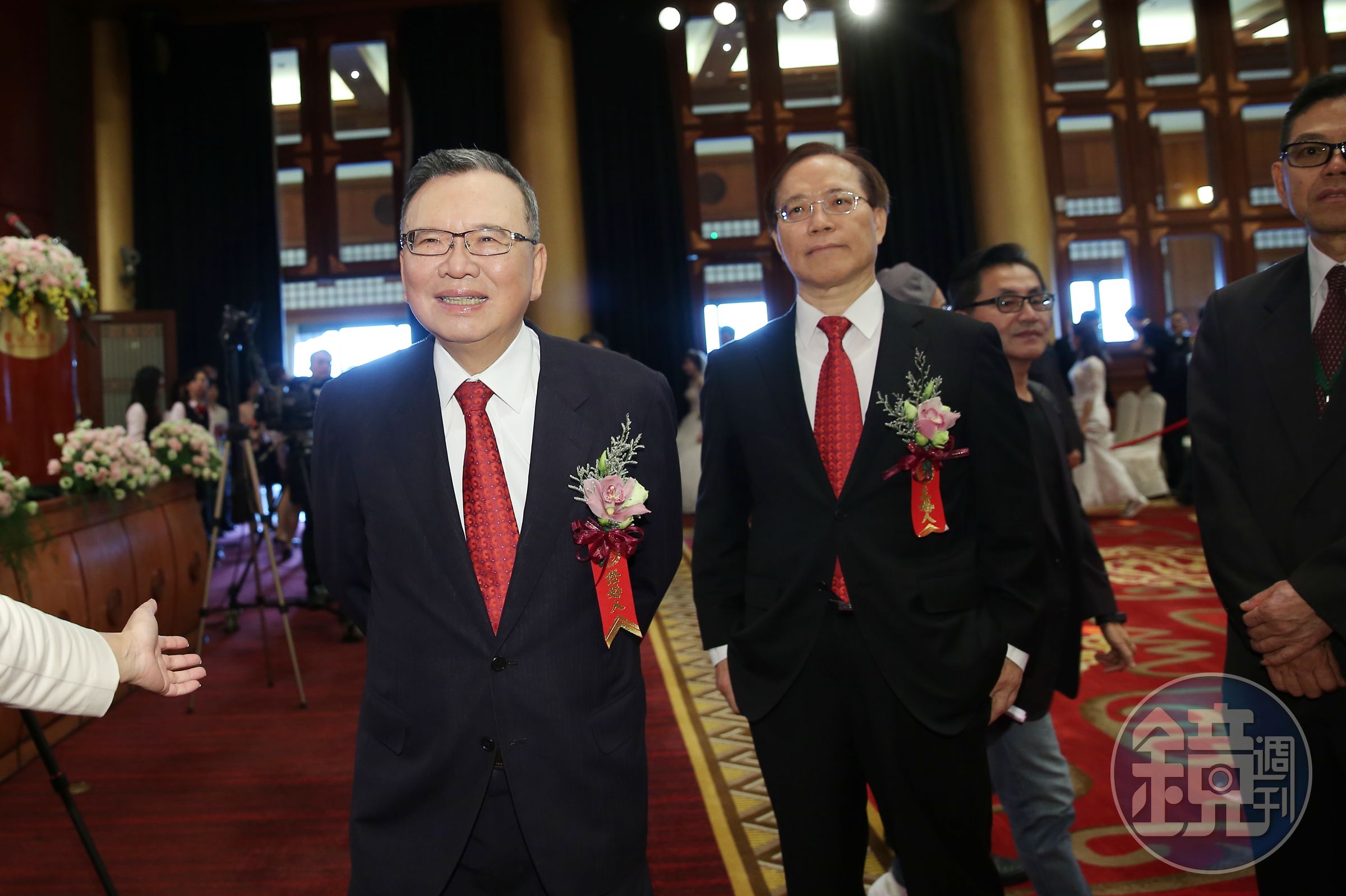 今日傳出中華電信董事長鄭優（左）將退休交棒，由現任總經理謝繼茂（右）升任。
