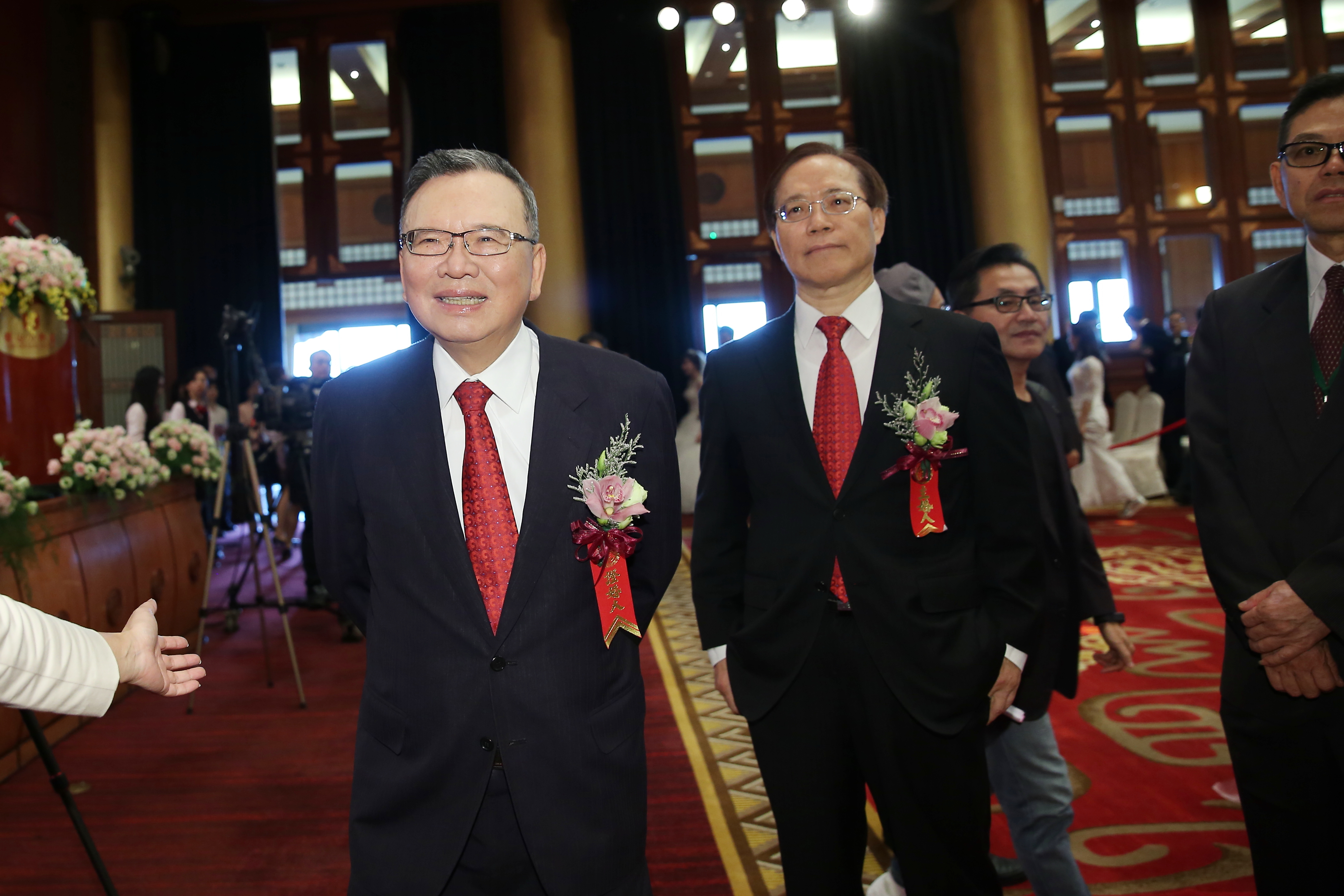 今日傳出中華電信董事長鄭優（左）將退休交棒，由現任總經理謝繼茂（右）升任。